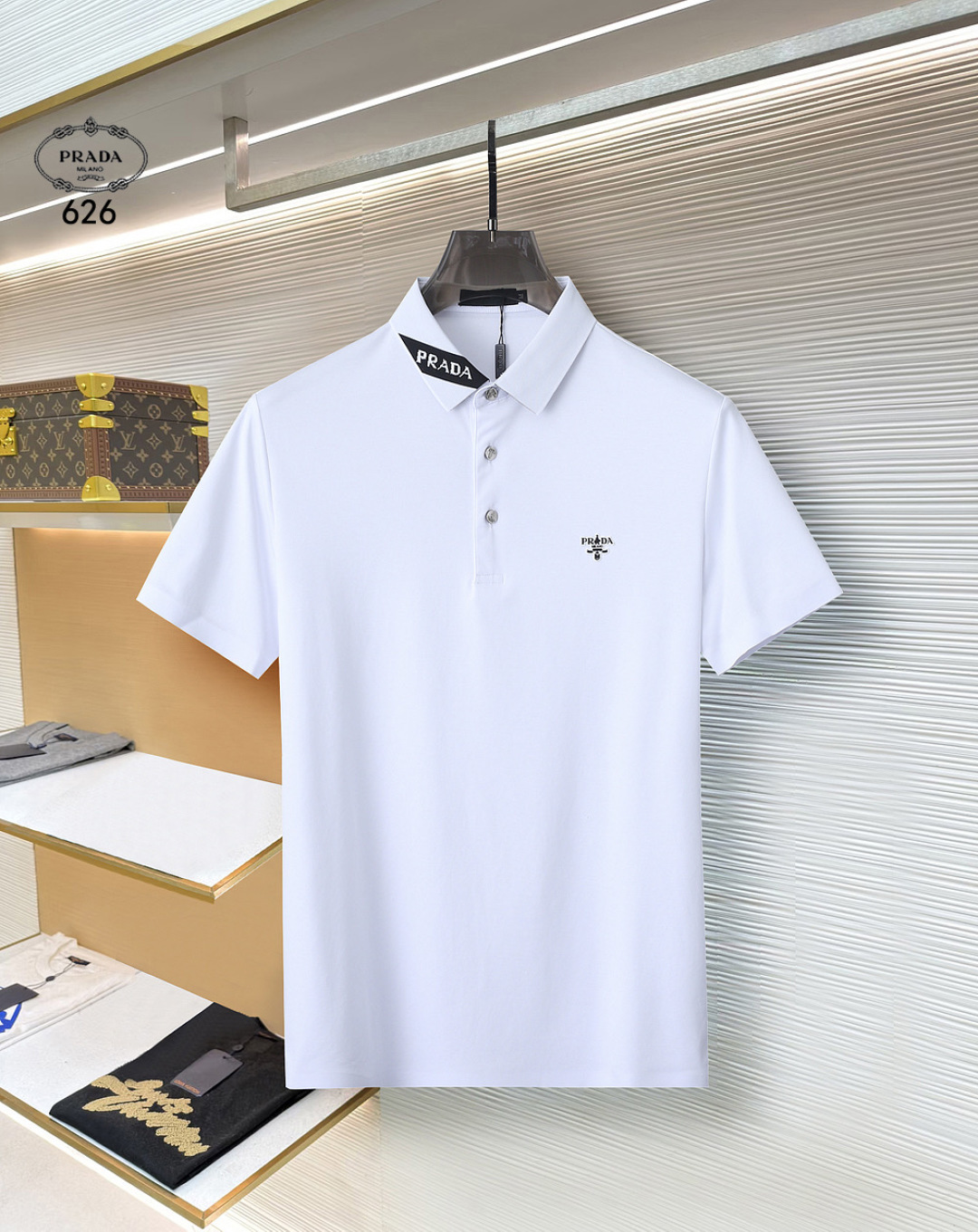 NO:746523,Prada  The classic Polo collar design for spring and summer 2026, with simple single-breasted buttons, neat and smooth lines, cleverly modifying the neck line, showing an elegant gentleman's style. The exquisite brand logo on the left chest uses a seamless gluing process, which is delicate and smooth, revealing a luxurious texture in a low-key manner, showing the brand's ingenuity and pursuit of quality in every detail. Selected high-quality fabrics, soft to the touch  It is soft and smooth, has good breathability, and is comfortable to wear. Whether it is worn with casual trousers to attend business occasions to show professionalism or combined with jeans to create a daily look to create a relaxed and comfortable atmosphere, it can be perfectly adapted. ZJ helps you interpret various styles with ease and show your unique taste. Sizes M-4XL, prada, jeans,19860909普拉达 2026春夏经典的Polo领设计,搭配简洁的单排扣,线条利落流畅,巧妙修饰颈部线条,彰显优雅绅士格调.左胸处精致的品牌标识,采用无痕压胶工艺,细腻而平整,低调间流露奢华质感,于细微之处展现品牌匠心与品质追求.精选优质面料,触感柔软顺滑,透气性佳,穿着舒适自在.无论是搭配休闲西裤出席商务场合,展现专业干练；还是与牛仔裤组合打造日常造型,营造轻松惬意氛围,它都能完美适配,ZJ助你以从容姿态诠释多样风格,尽显独特品味.尺码M-4XL,,prada,jeans,,Men's clothing