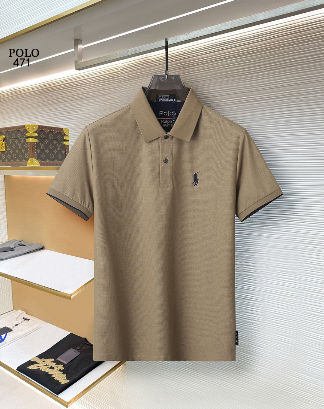 NO:746525,paul  The classic Polo collar design for spring and summer 2026, with simple single-breasted buttons, neat and smooth lines, cleverly modifying the neck line, showing an elegant gentleman's style. The exquisite brand logo on the left chest uses a seamless gluing process, which is delicate and smooth, showing a luxurious texture in a low-key manner, showing the brand's ingenuity and pursuit of quality in every detail. Selected high-quality fabrics,  It feels soft and smooth, has good breathability, and is comfortable to wear. Whether it is worn with casual trousers to attend business occasions to show professionalism or combined with jeans to create a daily look, creating a relaxed and comfortable atmosphere, it can be perfectly adapted. ZJ helps you interpret various styles with ease and show your unique taste. Sizes M-4XL,,jeans,19860909保罗 2026春夏经典的Polo领设计,搭配简洁的单排扣,线条利落流畅,巧妙修饰颈部线条,彰显优雅绅士格调.左胸处精致的品牌标识,采用无痕压胶工艺,细腻而平整,低调间流露奢华质感,于细微之处展现品牌匠心与品质追求.精选优质面料,触感柔软顺滑,透气性佳,穿着舒适自在.无论是搭配休闲西裤出席商务场合,展现专业干练；还是与牛仔裤组合打造日常造型,营造轻松惬意氛围,它都能完美适配,ZJ助你以从容姿态诠释多样风格,尽显独特品味.尺码M-4XL,,jeans,,Men's clothing