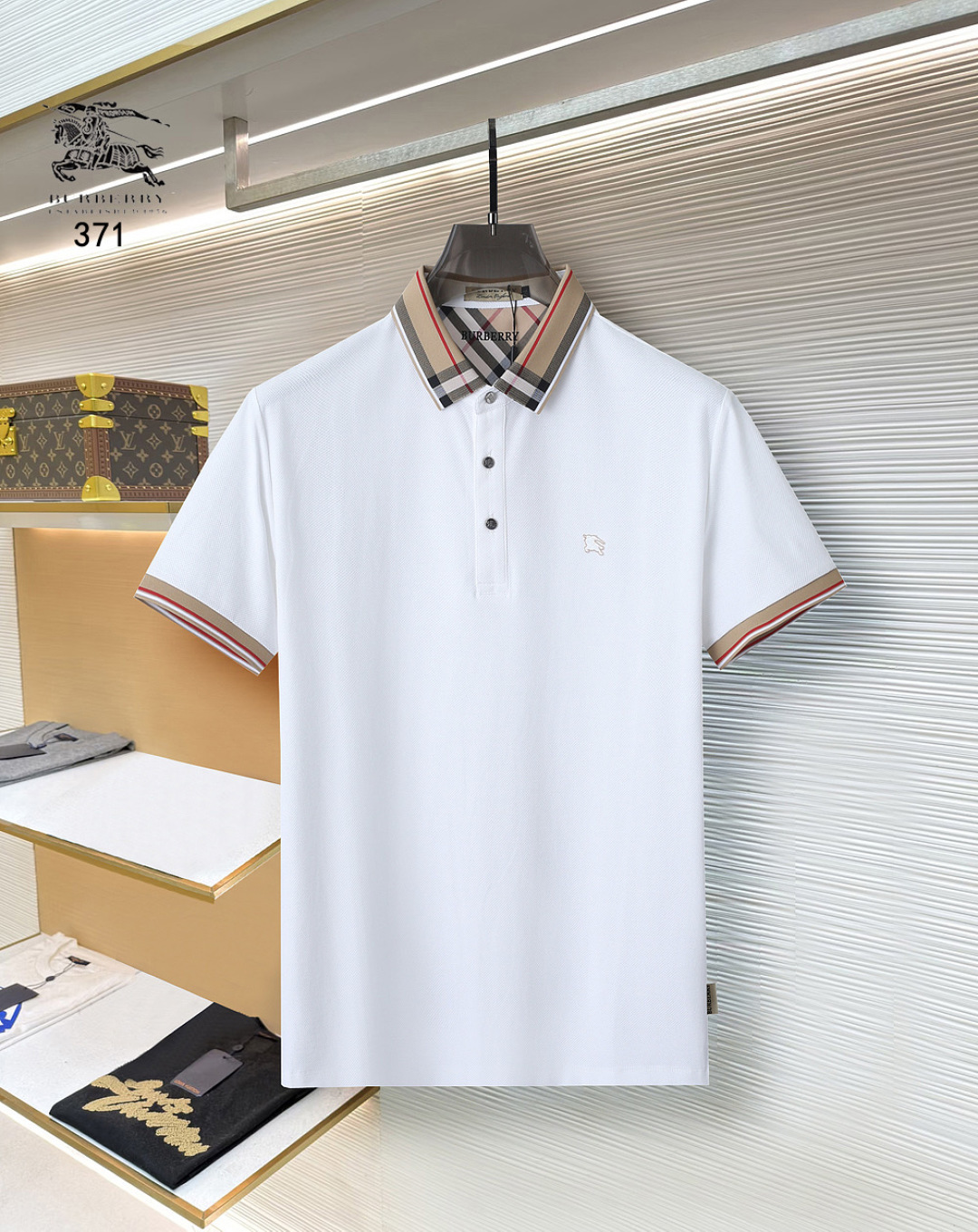 NO:746527,Burberry  The classic Polo collar design for spring and summer 2026, with simple single-breasted buttons, neat and smooth lines, cleverly modifying the neck line, showing an elegant gentleman's style. The exquisite brand logo on the left chest uses a seamless gluing process, which is delicate and smooth, showing a luxurious texture in a low-key manner, showing the brand's ingenuity and pursuit of quality in every detail. Selected high-quality fabrics, soft and smooth to the touch  It is smooth, has good breathability, and is comfortable to wear. Whether it is worn with casual trousers to attend business occasions to show professionalism; or combined with jeans to create a daily look to create a relaxed and comfortable atmosphere, it can be perfectly adapted. ZJ helps you interpret various styles with a calm attitude and show your unique taste. Sizes M-4XL, burberry, jeans,19860909巴宝莉 2026春夏经典的Polo领设计,搭配简洁的单排扣,线条利落流畅,巧妙修饰颈部线条,彰显优雅绅士格调.左胸处精致的品牌标识,采用无痕压胶工艺,细腻而平整,低调间流露奢华质感,于细微之处展现品牌匠心与品质追求.精选优质面料,触感柔软顺滑,透气性佳,穿着舒适自在.无论是搭配休闲西裤出席商务场合,展现专业干练；还是与牛仔裤组合打造日常造型,营造轻松惬意氛围,它都能完美适配,ZJ助你以从容姿态诠释多样风格,尽显独特品味.尺码M-4XL,,burberry,jeans,,Men's clothing