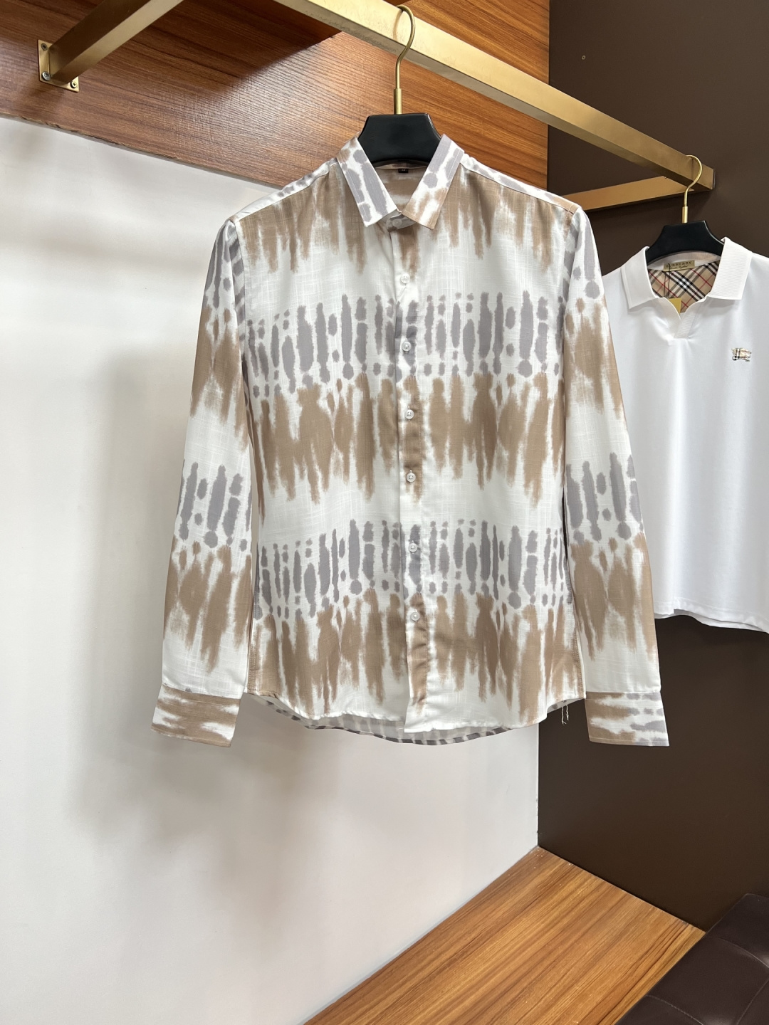 NO:776861,High-end shirts of the same style and fabric are coming from the LV counter. A good shirt is a silent business card for business occasions. High-count fabrics are selected, three-dimensional tailoring, crisp and stylish. Low-key and elegant, the texture is hidden in the details, and you can handle every important meeting calmly. The dignity of a professional elite starts with a good shirt. Good products need no introduction, just look at the details. Sizes M-3XL, Louis Vuitton, shirts,19860909LV 专柜同款同面料高端衬衫来袭 一件好衬衫,是商务场合的无声名片. 甄选高支面料,立体剪裁,挺括有型. 低调优雅,质感藏于细节, 从容应对每一场重要会面. 职场精英的体面,从一件好衬衫开始. 好货无需多言,看细节. 尺码M-3XL,,louis vuitton,shirts,,Men's clothing