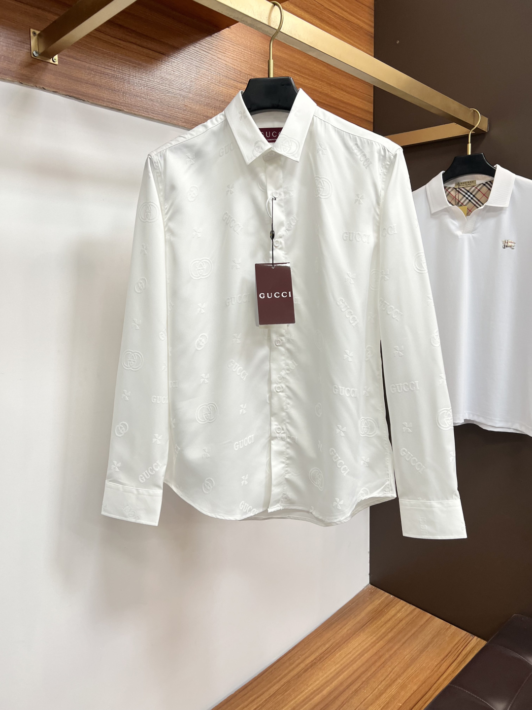 NO:776869,Gucci's high-end shirts of the same style and fabric are coming. A good shirt is a silent business card for business occasions. High-count fabrics are selected, three-dimensional tailoring, crisp and stylish. Low-key elegance, texture hidden in the details, calmly handle every important meeting. The dignity of the professional elite starts with a good shirt. Good products need no introduction, look at the details. Size M-3XL,, shirts,19860909古奇 专柜同款同面料高端衬衫来袭 一件好衬衫,是商务场合的无声名片. 甄选高支面料,立体剪裁,挺括有型. 低调优雅,质感藏于细节, 从容应对每一场重要会面. 职场精英的体面,从一件好衬衫开始. 好货无需多言,看细节. 尺码M-3XL,,shirts,,Men's clothing