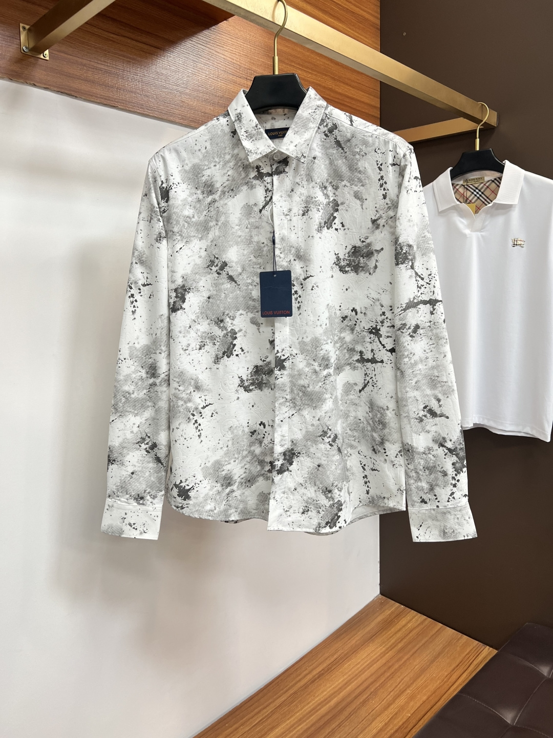 NO:776836,High-end shirts of the same style and fabric are coming from the LV counter. A good shirt is a silent business card for business occasions. High-count fabrics are selected, three-dimensional tailoring, crisp and stylish. Low-key and elegant, the texture is hidden in the details, and you can handle every important meeting calmly. The dignity of a professional elite starts with a good shirt. Good products need no introduction, just look at the details. Sizes M-3XL, Louis Vuitton, shirts,19860909LV 专柜同款同面料高端衬衫来袭 一件好衬衫,是商务场合的无声名片. 甄选高支面料,立体剪裁,挺括有型. 低调优雅,质感藏于细节, 从容应对每一场重要会面. 职场精英的体面,从一件好衬衫开始. 好货无需多言,看细节. 尺码M-3XL,,louis vuitton,shirts,,Men's clothing