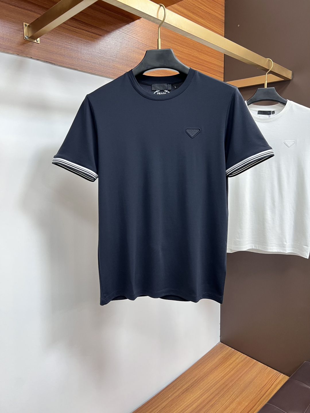 NO:760899,Prada exclusively provides autumn new fashion casual round neck short sleeves, high-density pure cotton fabrics, advanced dense needle embroidery, high-end European original single T-shirts, trendy fashion casual half-sleeves, high breathability and comfort, impeccable details, brand element design concept, reflecting high quality. ZJ presents casual tailoring, and the upper body shape is awesome!  Size M-4XL,,prada,T-shirt,tees,t-shirt,19860909普拉达 独家专供秋季新款时尚休闲圆领短袖,高密度纯棉面料,高级密针刺绣、高端欧版原单T恤,潮流时尚休闲半袖 透气舒适度高,细节无可挑剔,品牌元素设计理念,体现高品质.ZJ呈现休闲裁剪,上身版型超赞！码数M-4XL,,prada,T-shirt,tees，t-shirt,,Men's clothing