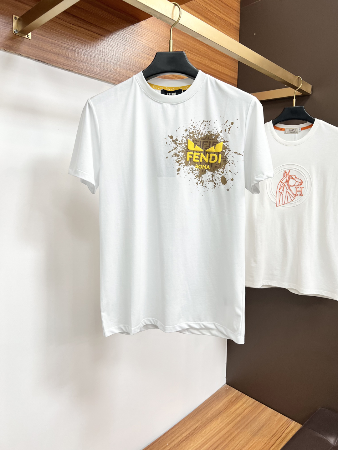 NO:760895,Fendi exclusively provides autumn new fashion casual round neck short sleeves, high-density pure cotton fabrics, advanced dense needle embroidery, high-end European original T-shirts, trendy fashion casual half-sleeves, high breathability and comfort, impeccable details, brand element design concept, reflecting high quality. ZJ presents casual tailoring, and the upper body shape is awesome!  Size M-4XL,,fendi,T-shirt,tees,t-shirt,19860909芬迪 独家专供秋季新款时尚休闲圆领短袖,高密度纯棉面料,高级密针刺绣、高端欧版原单T恤,潮流时尚休闲半袖 透气舒适度高,细节无可挑剔,品牌元素设计理念,体现高品质.ZJ呈现休闲裁剪,上身版型超赞！码数M-4XL,,fendi,T-shirt,tees，t-shirt,,Men's clothing