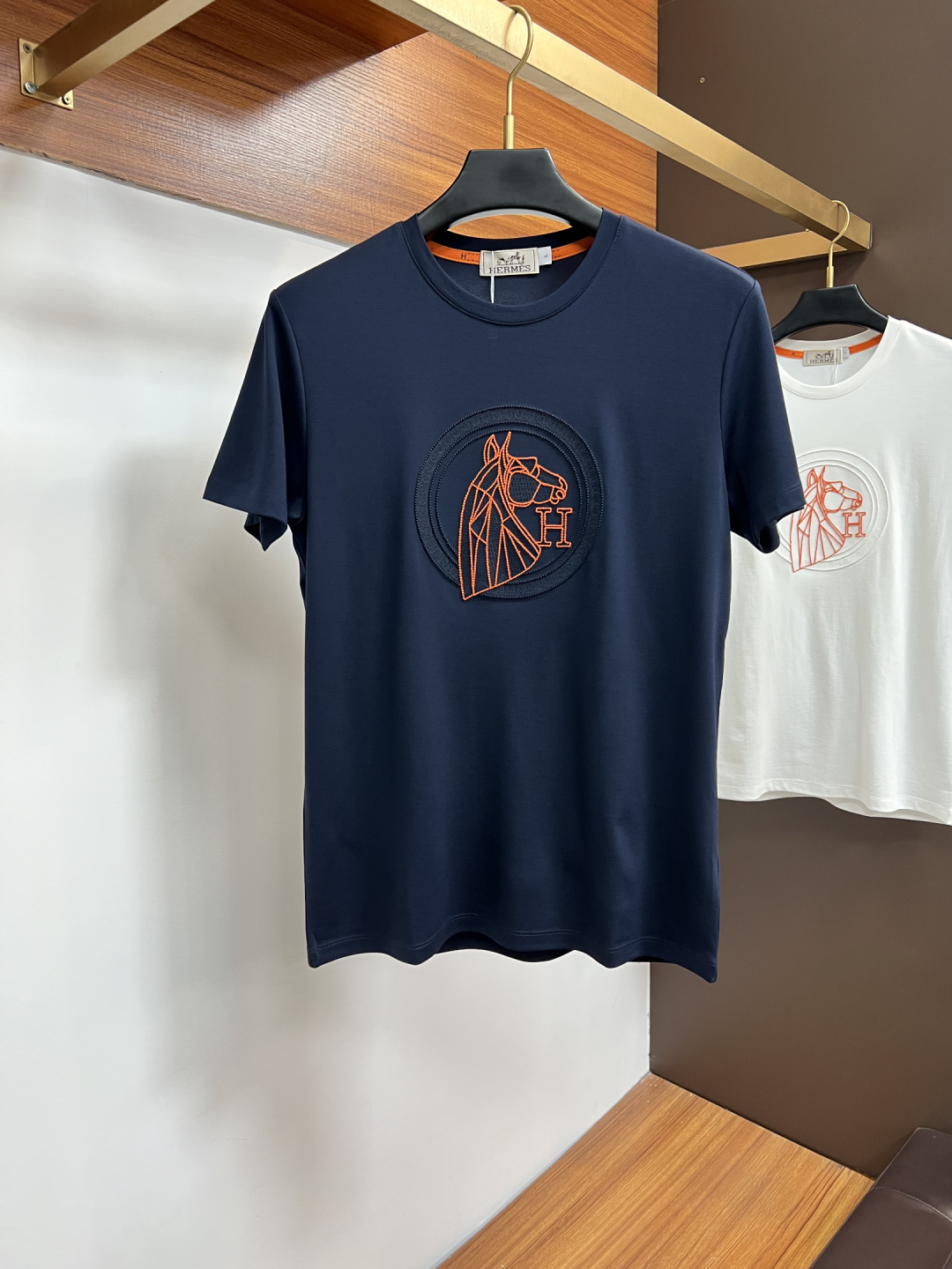 NO:760889,Hermès exclusively provides autumn new fashion casual round neck short sleeves, high-density pure cotton fabrics, advanced dense needle embroidery, high-end European original T-shirts, trendy fashion casual half-sleeves with high breathability and comfort, impeccable details, brand element design concept, reflecting high quality. ZJ presents casual tailoring, and the upper body shape is awesome!  Size M-4XL,,hermes,T-shirt,tees,t-shirt,19860909爱马仕 独家专供秋季新款时尚休闲圆领短袖,高密度纯棉面料,高级密针刺绣、高端欧版原单T恤,潮流时尚休闲半袖 透气舒适度高,细节无可挑剔,品牌元素设计理念,体现高品质.ZJ呈现休闲裁剪,上身版型超赞！码数M-4XL,,hermes,T-shirt,tees，t-shirt,,Men's clothing