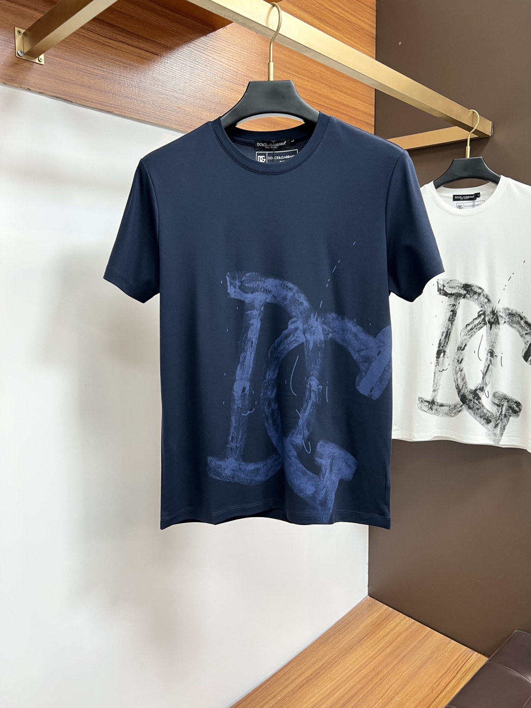 NO:760884,DG exclusively supplies autumn new fashion casual round neck short sleeves, high-density pure cotton fabrics, high-end dense needle embroidery, high-end European original T-shirts, trendy fashion casual half-sleeves with high breathability and comfort, impeccable details, brand element design concept, reflecting high quality. ZJ presents casual tailoring, and the upper body shape is awesome!  Size M-4XL,,T-shirt,tees,t-shirt,19860909DG 独家专供秋季新款时尚休闲圆领短袖,高密度纯棉面料,高级密针刺绣、高端欧版原单T恤,潮流时尚休闲半袖 透气舒适度高,细节无可挑剔,品牌元素设计理念,体现高品质.ZJ呈现休闲裁剪,上身版型超赞！码数M-4XL,,T-shirt,tees，t-shirt,,Men's clothing