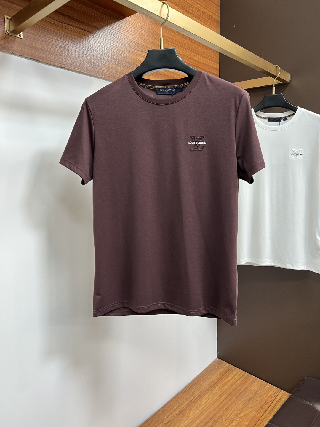 NO:760903,LV exclusively provides autumn new fashion casual round neck short sleeves, high-density pure cotton fabrics, advanced dense needle embroidery, high-end European original single T-shirts, trendy fashion casual half-sleeves, high breathability and comfort, impeccable details, brand element design concept, reflecting high quality. ZJ presents casual tailoring, and the upper body shape is awesome!  Size M-4XL,,louis vuitton,T-shirt,tees,t-shirt,19860909LV 独家专供秋季新款时尚休闲圆领短袖,高密度纯棉面料,高级密针刺绣、高端欧版原单T恤,潮流时尚休闲半袖 透气舒适度高,细节无可挑剔,品牌元素设计理念,体现高品质.ZJ呈现休闲裁剪,上身版型超赞！码数M-4XL,,louis vuitton,T-shirt,tees，t-shirt,,Men's clothing