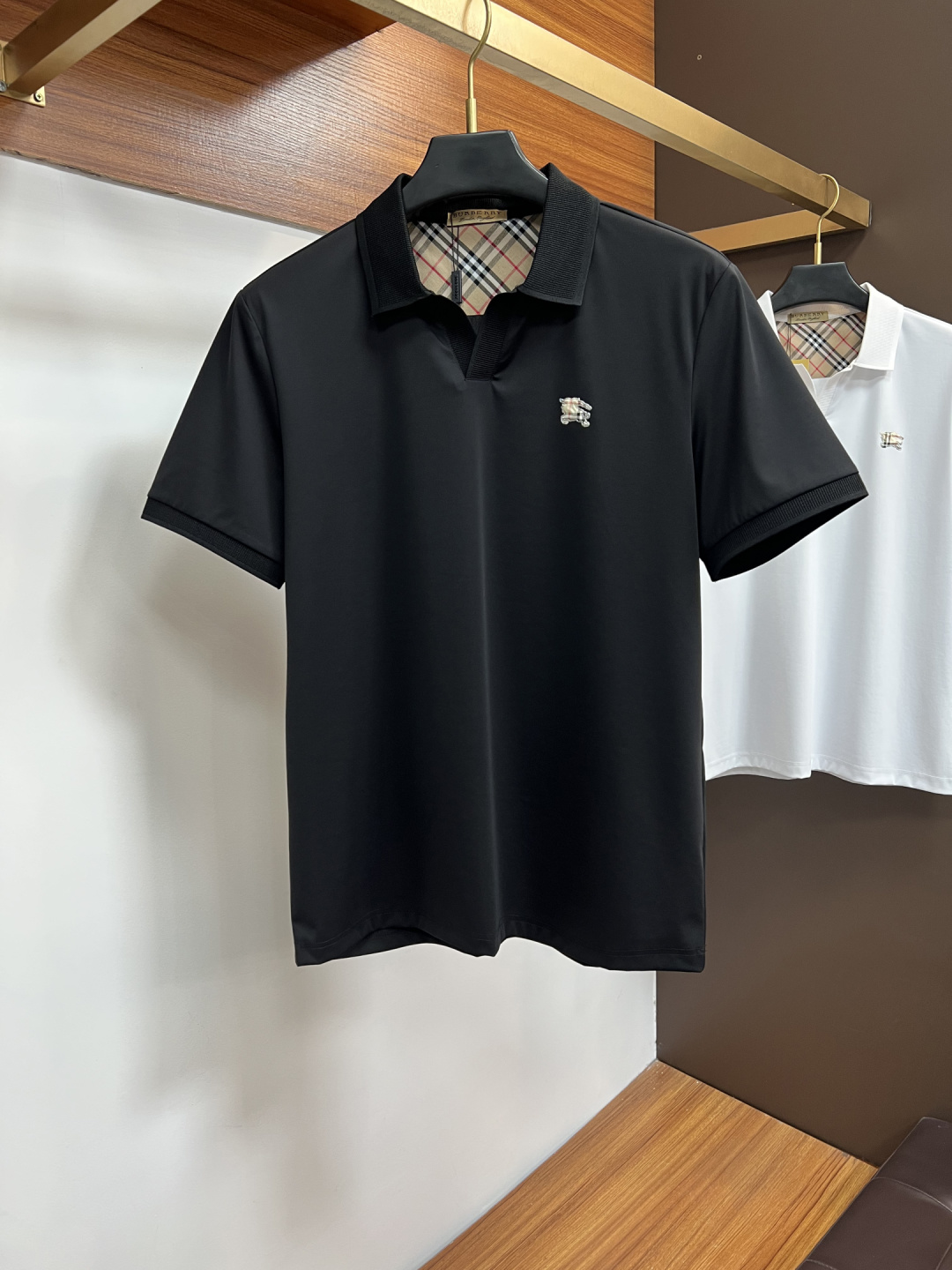 NO:758002,Burberry  The classic Polo collar design for spring and summer 2026, with simple single-breasted buttons, neat and smooth lines, cleverly modifying the neck line, showing an elegant gentleman's style. The exquisite brand logo on the left chest uses a seamless gluing process, which is delicate and smooth, showing a luxurious texture in a low-key manner, showing the brand's ingenuity and pursuit of quality in every detail. Selected high-quality fabrics, soft and smooth to the touch  It is smooth, has good breathability, and is comfortable to wear. Whether it is worn with casual trousers to attend business occasions to show professionalism; or combined with jeans to create a daily look to create a relaxed and comfortable atmosphere, it can be perfectly adapted. ZJ helps you interpret various styles with a calm attitude and show your unique taste. Sizes M-4XL, burberry, jeans,19860909巴宝莉 2026春夏经典的Polo领设计,搭配简洁的单排扣,线条利落流畅,巧妙修饰颈部线条,彰显优雅绅士格调.左胸处精致的品牌标识,采用无痕压胶工艺,细腻而平整,低调间流露奢华质感,于细微之处展现品牌匠心与品质追求.精选优质面料,触感柔软顺滑,透气性佳,穿着舒适自在.无论是搭配休闲西裤出席商务场合,展现专业干练；还是与牛仔裤组合打造日常造型,营造轻松惬意氛围,它都能完美适配,ZJ助你以从容姿态诠释多样风格,尽显独特品味.尺码M-4XL,,burberry,jeans,,Men's clothing