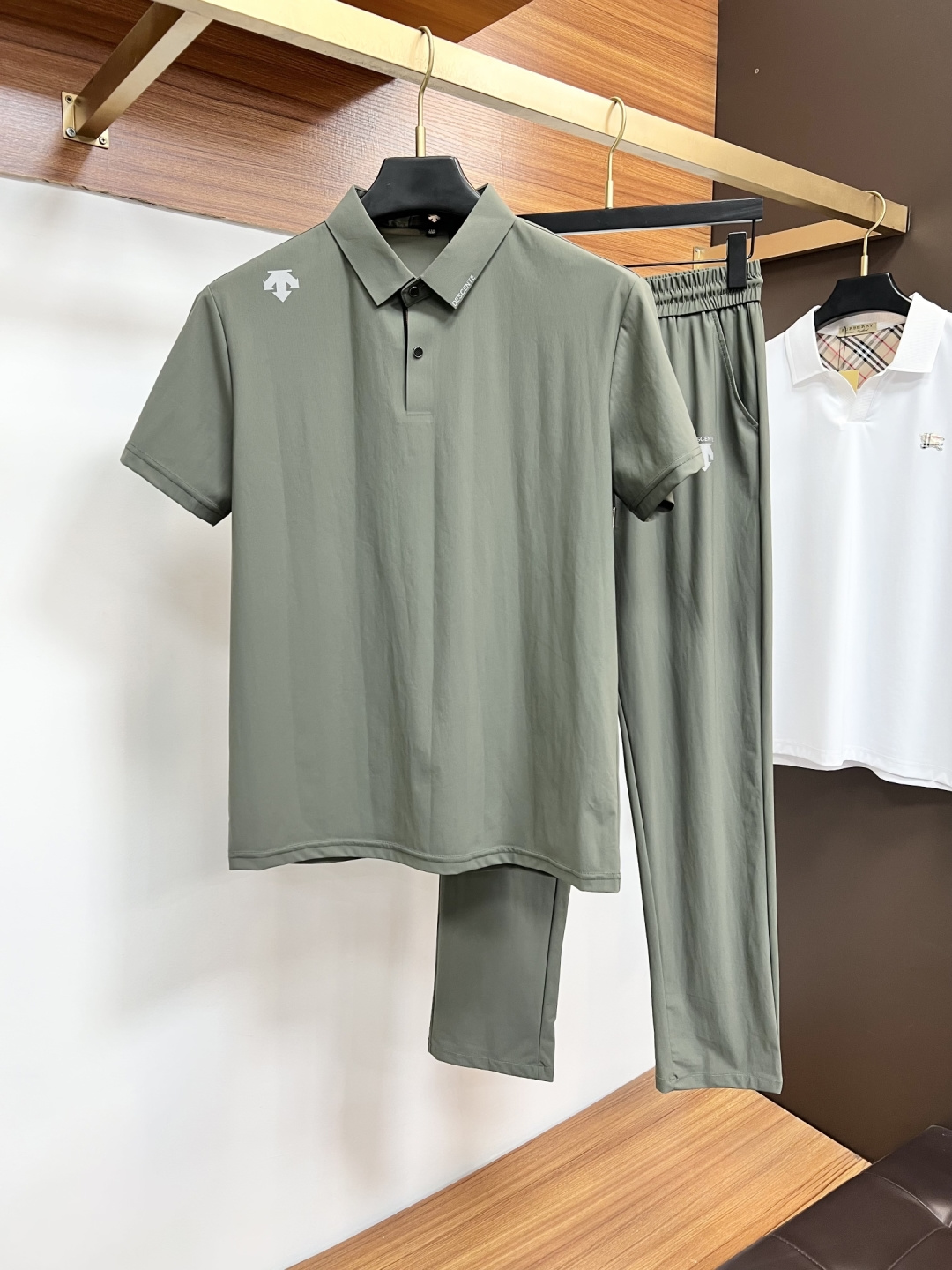 NO:760931,Descente exclusively offers spring and summer new counter suits of the same style, breathable, comfortable and casual!  Full of high-end feel!  The details are exquisite and high-end, and the workmanship is impeccable!  The original high-end fabric is very high-end!  The fabric is stiff, wrinkle-resistant and wear-resistant, moisture-absorbent, quick-drying and breathable, neat and stylish. Size 48-58,19860909迪桑特 独家客供春夏新款专柜同款套装,透气舒适休闲！高级感满满！细节精致高档,做工无可挑剔！原版高端面料很显高级！面料挺括抗皱耐磨,吸湿速干透气,利落有型.码数48-58,,,Men's clothing