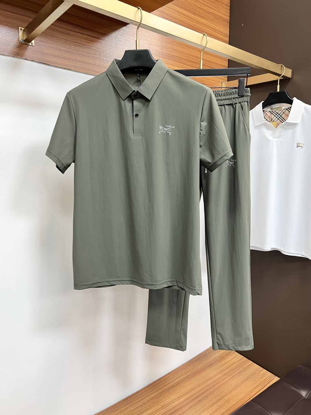 NO:760922,Arc'teryx exclusively offers spring and summer new counter suits of the same style, breathable, comfortable and casual!  Full of high-end feel!  The details are exquisite and high-end, and the workmanship is impeccable!  The original high-end fabric is very high-end!  The fabric is stiff, wrinkle-resistant and wear-resistant, moisture-absorbent, quick-drying and breathable, neat and stylish. Size 48-58, arc'teryx,19860909始祖鸟 独家客供春夏新款专柜同款套装,透气舒适休闲！高级感满满！细节精致高档,做工无可挑剔！原版高端面料很显高级！面料挺括抗皱耐磨,吸湿速干透气,利落有型.码数48-58,arc'teryx,,Men's clothing