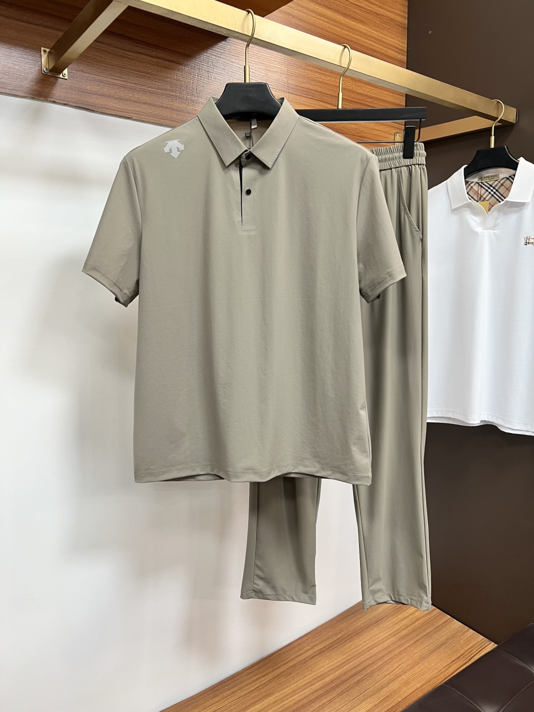 NO:760912,Descente exclusively offers spring and summer new counter suits of the same style, breathable, comfortable and casual!  Full of high-end feel!  The details are exquisite and high-end, and the workmanship is impeccable!  The original high-end fabric is very high-end!  The fabric is stiff, wrinkle-resistant and wear-resistant, moisture-absorbent, quick-drying and breathable, neat and stylish. Size 48-58,19860909迪桑特 独家客供春夏新款专柜同款套装,透气舒适休闲！高级感满满！细节精致高档,做工无可挑剔！原版高端面料很显高级！面料挺括抗皱耐磨,吸湿速干透气,利落有型.码数48-58,,,Men's clothing