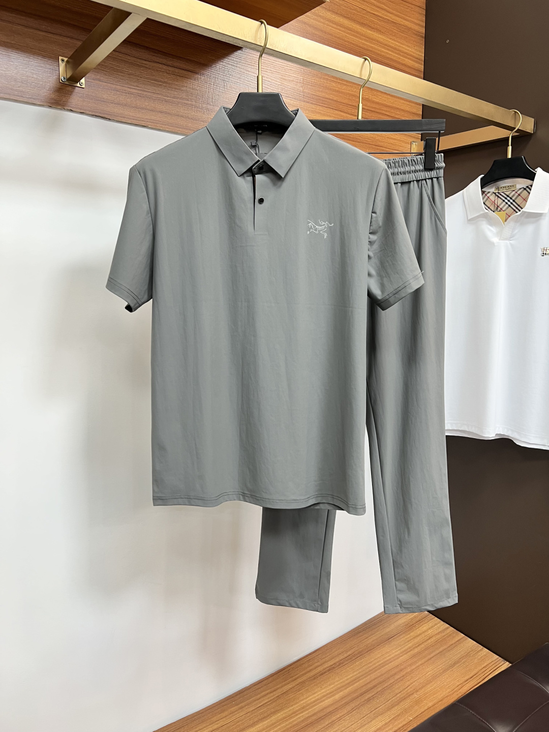 NO:760989,Arc'teryx exclusively offers spring and summer new counter suits of the same style, breathable, comfortable and casual!  Full of high-end feel!  The details are exquisite and high-end, and the workmanship is impeccable!  The original high-end fabric is very high-end!  The fabric is stiff, wrinkle-resistant and wear-resistant, moisture-absorbent, quick-drying and breathable, neat and stylish. Size 48-58, arc'teryx,19860909始祖鸟 独家客供春夏新款专柜同款套装,透气舒适休闲！高级感满满！细节精致高档,做工无可挑剔！原版高端面料很显高级！面料挺括抗皱耐磨,吸湿速干透气,利落有型.码数48-58,arc'teryx,,Men's clothing