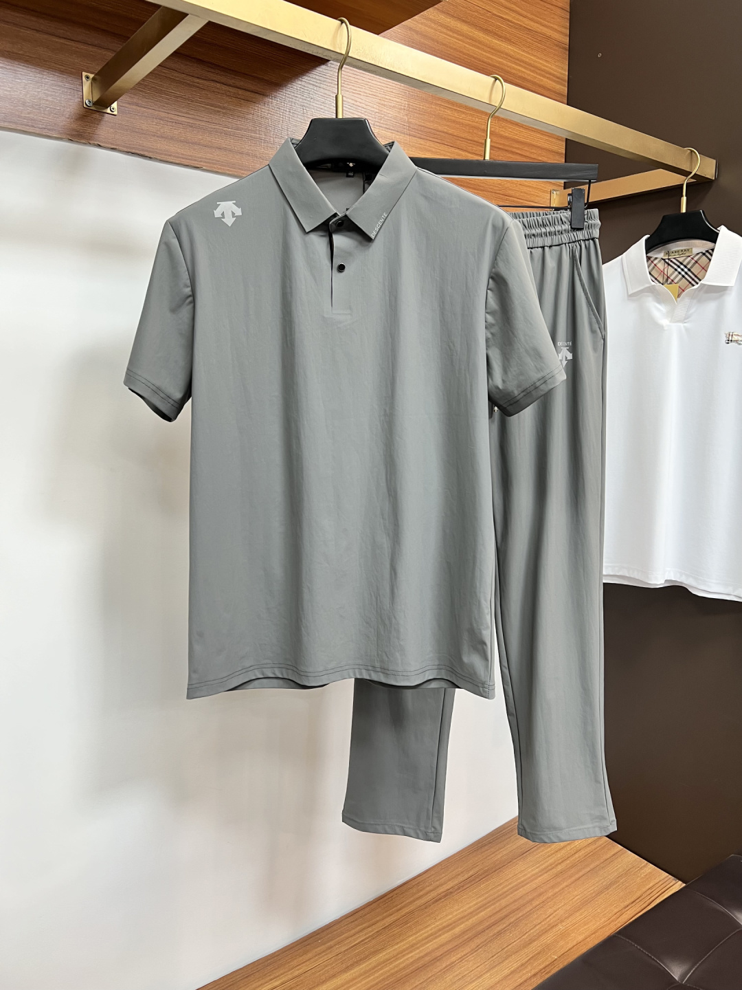 NO:760979,Descente exclusively offers spring and summer new counter suits of the same style, breathable, comfortable and casual!  Full of high-end feel!  The details are exquisite and high-end, and the workmanship is impeccable!  The original high-end fabric is very high-end!  The fabric is stiff, wrinkle-resistant and wear-resistant, moisture-absorbent, quick-drying and breathable, neat and stylish. Size 48-58,19860909迪桑特 独家客供春夏新款专柜同款套装,透气舒适休闲！高级感满满！细节精致高档,做工无可挑剔！原版高端面料很显高级！面料挺括抗皱耐磨,吸湿速干透气,利落有型.码数48-58,,,Men's clothing