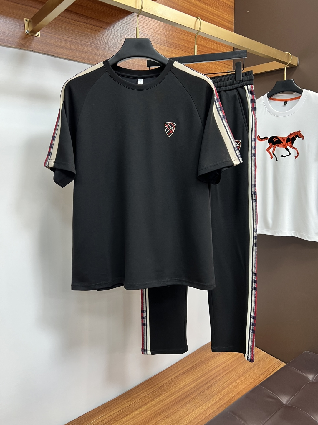 NO:760982,Burberry exclusively provides new trendy men's fashionable round neck short-sleeved suits, trendy and fashionable casual short-sleeved suits!  It has high breathability and comfort, impeccable details, brand element design concept, and reflects high quality. It presents casual tailoring and the upper body shape is awesome!  Size M-3XL,,burberry,T-shirt,19860909巴宝莉 独家专供新款潮男时尚圆领短袖套装,潮流时尚休闲短袖套装！透气舒适度高,细节无可挑剔,品牌元素设计理念,体现高品质.呈现休闲裁剪,上身版型超赞！码数M-3XL,,burberry,T-shirt,,Men's clothing