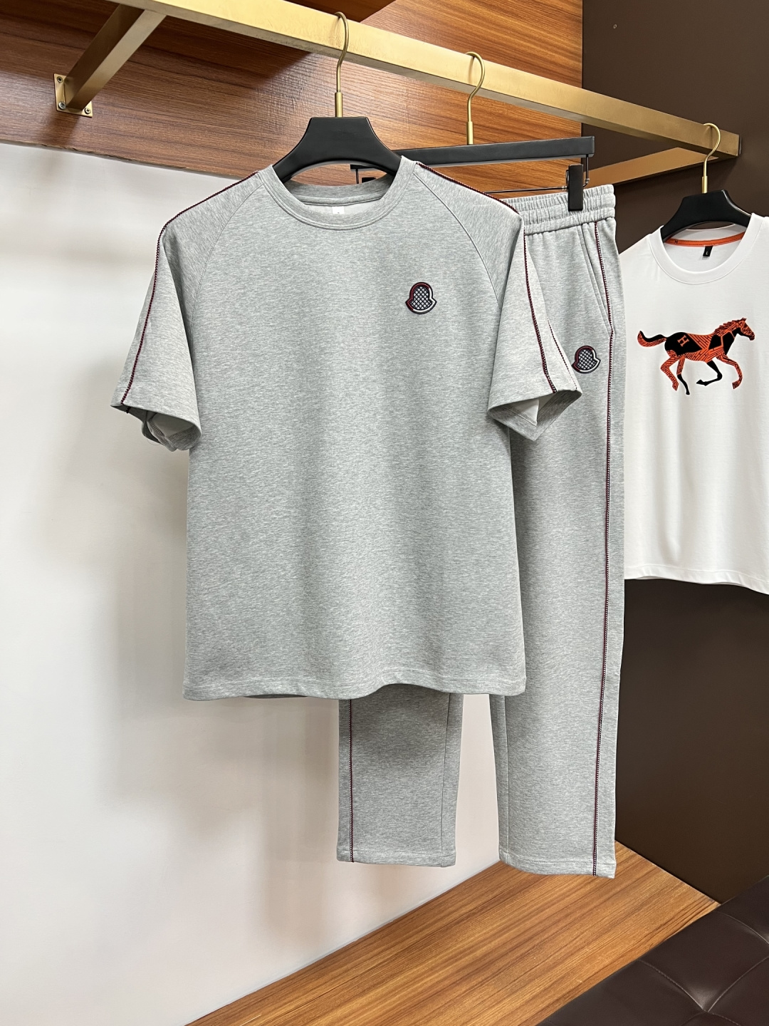 NO:760956,Mengkou exclusively provides new trendy men's fashionable round neck short-sleeved suits, trendy fashionable casual short-sleeved suits!  It has high breathability and comfort, impeccable details, brand element design concept, and reflects high quality. It presents casual tailoring and the upper body shape is awesome!  Size M-3XL,,Moncler,T-shirt,19860909蒙口 独家专供新款潮男时尚圆领短袖套装,潮流时尚休闲短袖套装！透气舒适度高,细节无可挑剔,品牌元素设计理念,体现高品质.呈现休闲裁剪,上身版型超赞！码数M-3XL,,Moncler,T-shirt,,Men's clothing