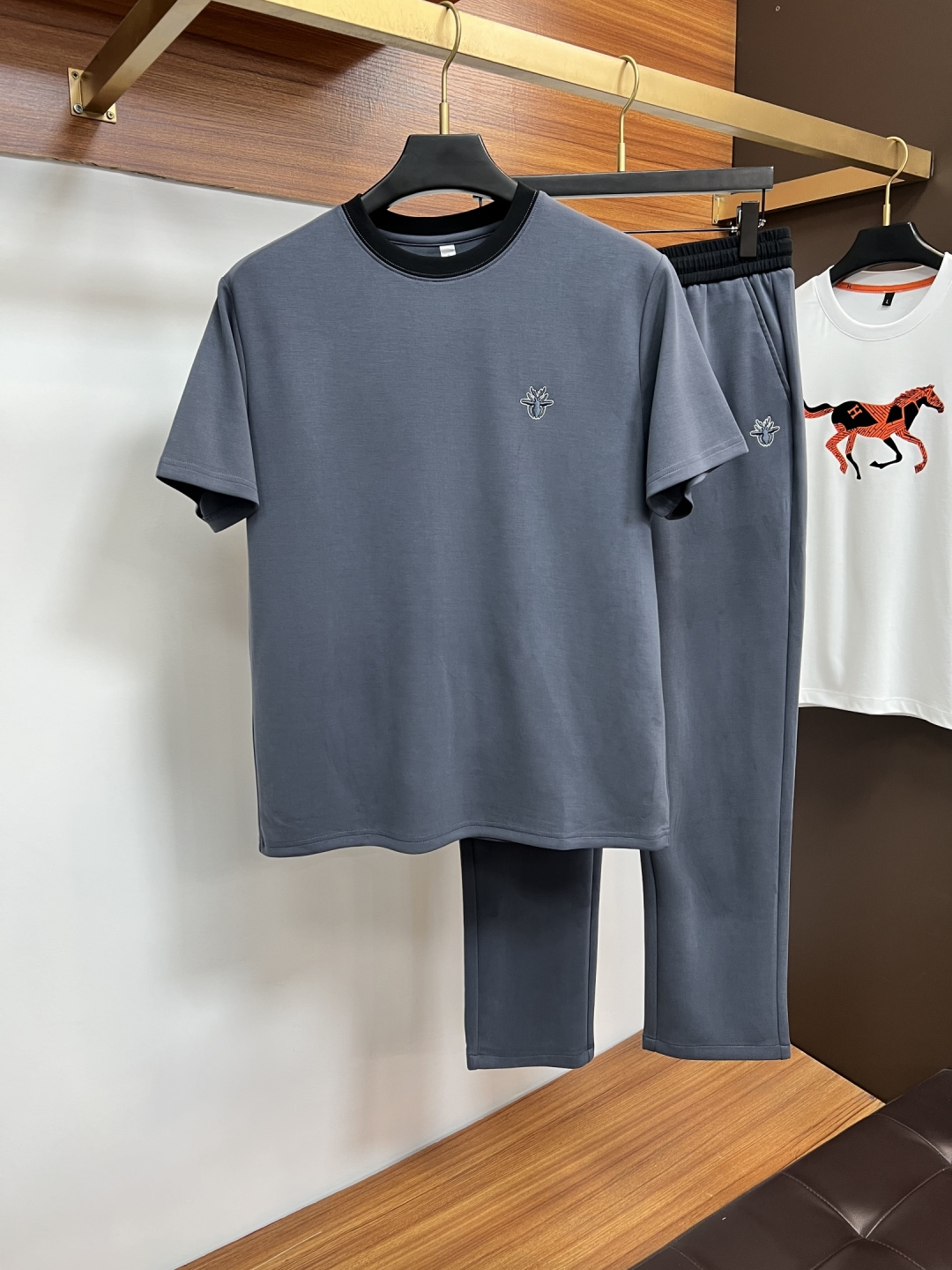 NO:760948,Dior exclusively provides new trendy men's fashionable round neck short-sleeved suits, trendy fashionable casual short-sleeved suits!  It has high breathability and comfort, impeccable details, brand element design concept, and reflects high quality. It presents casual tailoring and the upper body shape is awesome!  Size M-3XL,,dior,T-shirt,19860909迪奥 独家专供新款潮男时尚圆领短袖套装,潮流时尚休闲短袖套装！透气舒适度高,细节无可挑剔,品牌元素设计理念,体现高品质.呈现休闲裁剪,上身版型超赞！码数M-3XL,,dior,T-shirt,,Men's clothing