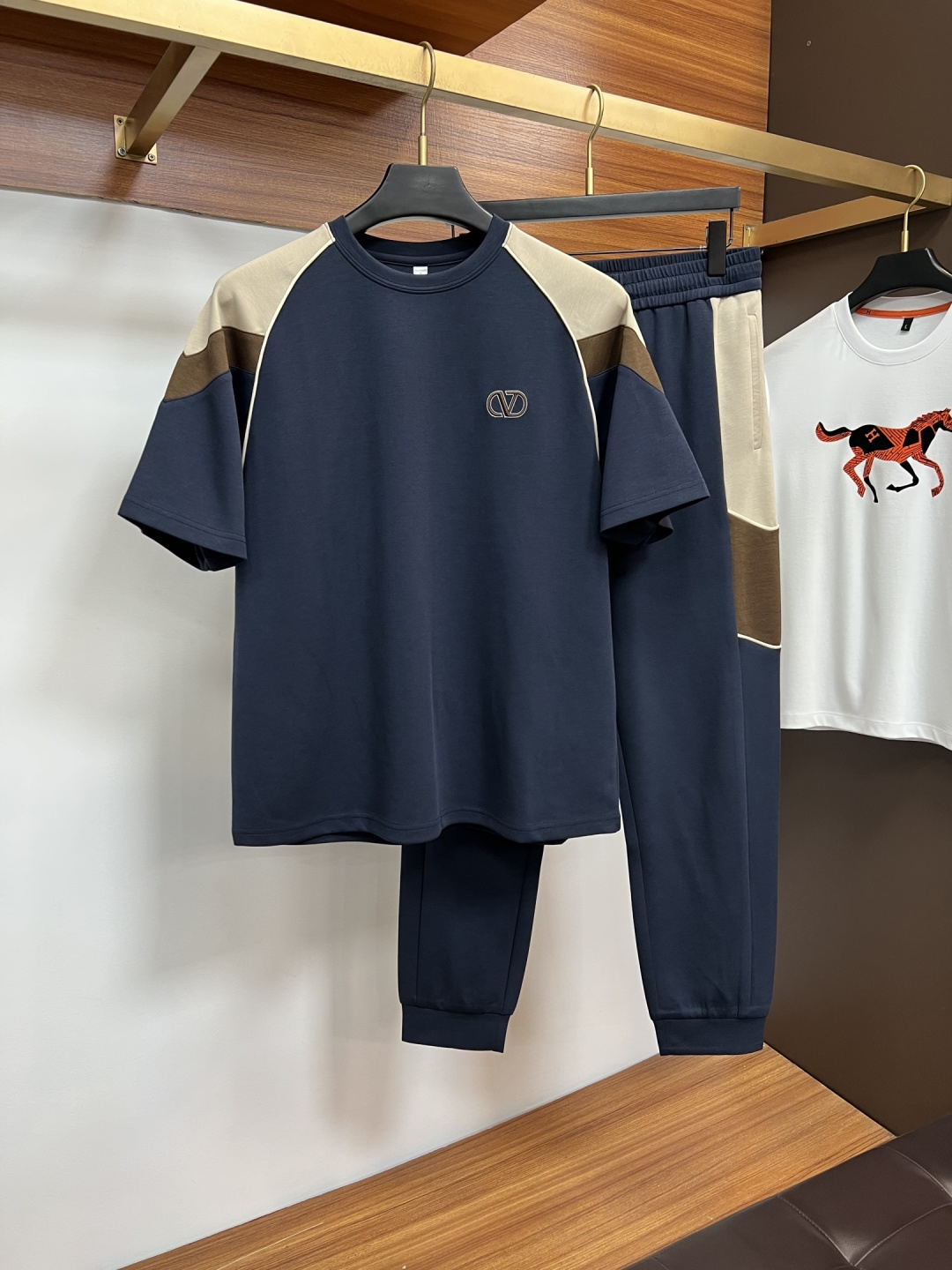 NO:760938,Valentino exclusively provides new trendy men's fashionable round neck short-sleeved suits, trendy and fashionable casual short-sleeved suits!  It has high breathability and comfort, impeccable details, brand element design concept, and reflects high quality. It presents casual tailoring and the upper body shape is awesome!  Size M-3XL,,valentino,T-shirt,19860909华伦天奴 独家专供新款潮男时尚圆领短袖套装,潮流时尚休闲短袖套装！透气舒适度高,细节无可挑剔,品牌元素设计理念,体现高品质.呈现休闲裁剪,上身版型超赞！码数M-3XL,,valentino,T-shirt,,Men's clothing