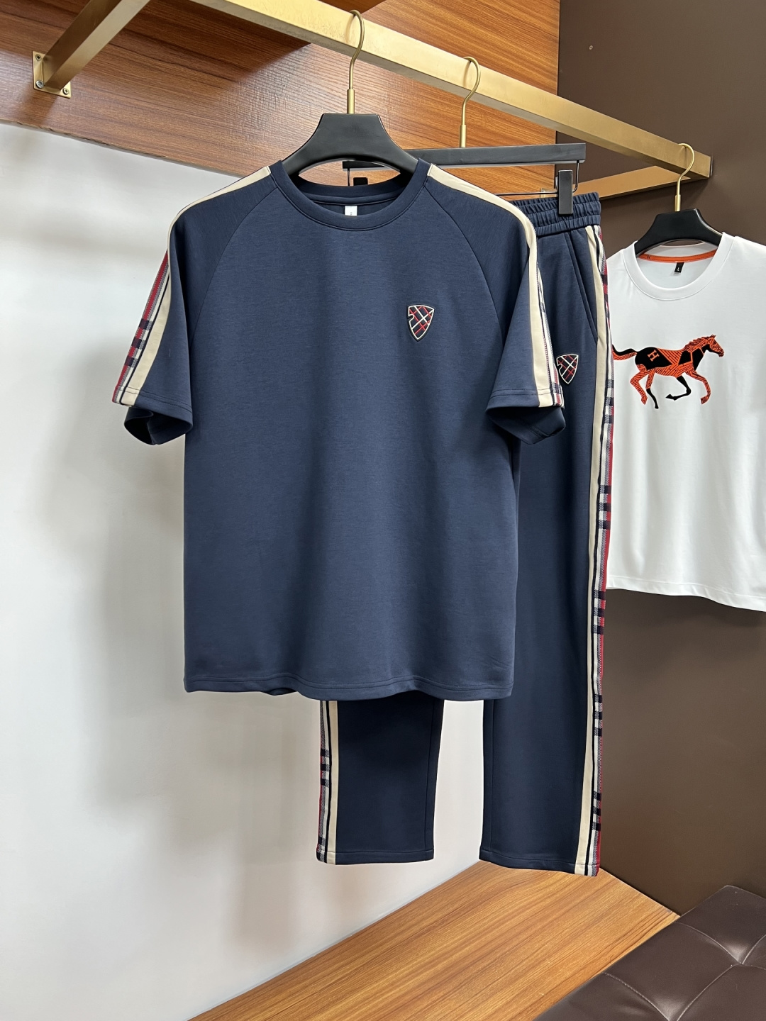 NO:760929,Burberry exclusively provides new trendy men's fashionable round neck short-sleeved suits, trendy and fashionable casual short-sleeved suits!  It has high breathability and comfort, impeccable details, brand element design concept, and reflects high quality. It presents casual tailoring and the upper body shape is awesome!  Size M-3XL,,burberry,T-shirt,19860909巴宝莉 独家专供新款潮男时尚圆领短袖套装,潮流时尚休闲短袖套装！透气舒适度高,细节无可挑剔,品牌元素设计理念,体现高品质.呈现休闲裁剪,上身版型超赞！码数M-3XL,,burberry,T-shirt,,Men's clothing