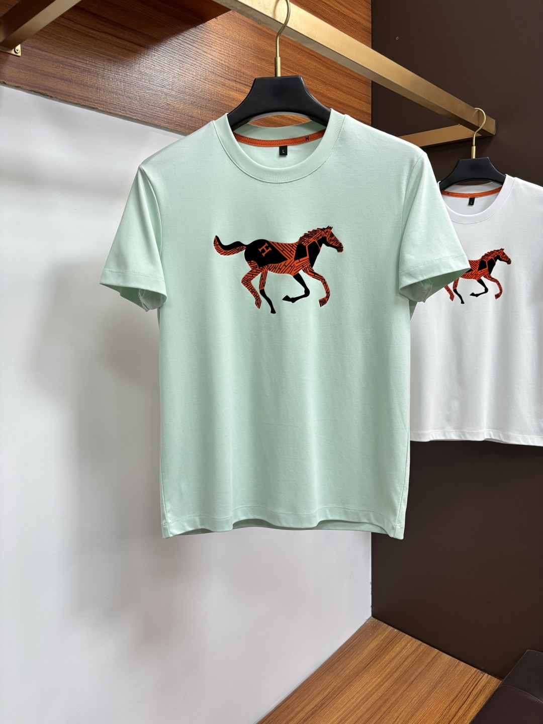 NO:758095,Hermès exclusively offers autumn new fashion and casual round neck short sleeves, high-density pure cotton fabrics, advanced dense needle embroidery, high-end European original T-shirts, trendy fashion casual half-sleeves with high breathability and comfort, impeccable details, brand element design concept, reflecting high quality. LS presents casual tailoring, and the upper body shape is awesome!  Size M-3XL,,hermes,T-shirt,tees,t-shirt,19860909爱马仕 独家专供秋季新款时尚休闲圆领短袖,高密度纯棉面料,高级密针刺绣、高端欧版原单T恤,潮流时尚休闲半袖 透气舒适度高,细节无可挑剔,品牌元素设计理念,体现高品质.LS呈现休闲裁剪,上身版型超赞！码数M-3XL,,hermes,T-shirt,tees，t-shirt,,Men's clothing