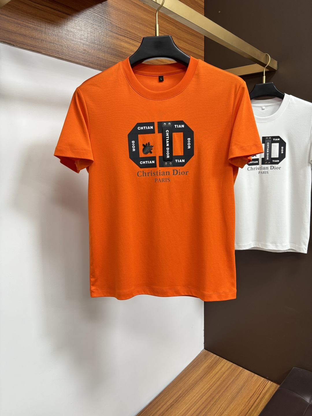 NO:758079,Dior exclusively provides autumn new fashionable casual round neck short sleeves, high-density pure cotton fabrics, advanced dense needle embroidery, high-end European original T-shirts, trendy fashionable casual half-sleeves, high breathability and comfort, impeccable details, brand element design concept, reflecting high quality. LS presents casual tailoring, and the upper body shape is awesome!  Size M-3XL,,dior,T-shirt,tees,t-shirt,19860909迪奥 独家专供秋季新款时尚休闲圆领短袖,高密度纯棉面料,高级密针刺绣、高端欧版原单T恤,潮流时尚休闲半袖 透气舒适度高,细节无可挑剔,品牌元素设计理念,体现高品质.LS呈现休闲裁剪,上身版型超赞！码数M-3XL,,dior,T-shirt,tees，t-shirt,,Men's clothing