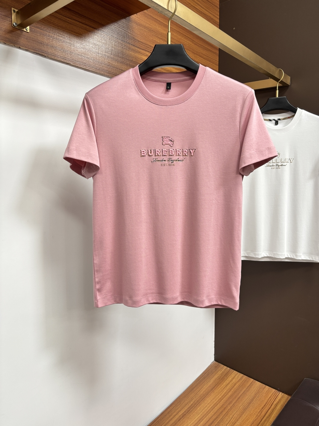 NO:758072,Burberry exclusively provides autumn new fashionable and casual round-neck short-sleeves, high-density pure cotton fabrics, advanced dense needle embroidery, high-end European original T-shirts, trendy fashionable casual half-sleeves, high breathability and comfort, impeccable details, brand element design concept, reflecting high quality. LS presents casual tailoring, and the upper body shape is awesome!  Size M-3XL,,burberry,T-shirt,tees,t-shirt,19860909巴宝莉 独家专供秋季新款时尚休闲圆领短袖,高密度纯棉面料,高级密针刺绣、高端欧版原单T恤,潮流时尚休闲半袖 透气舒适度高,细节无可挑剔,品牌元素设计理念,体现高品质.LS呈现休闲裁剪,上身版型超赞！码数M-3XL,,burberry,T-shirt,tees，t-shirt,,Men's clothing