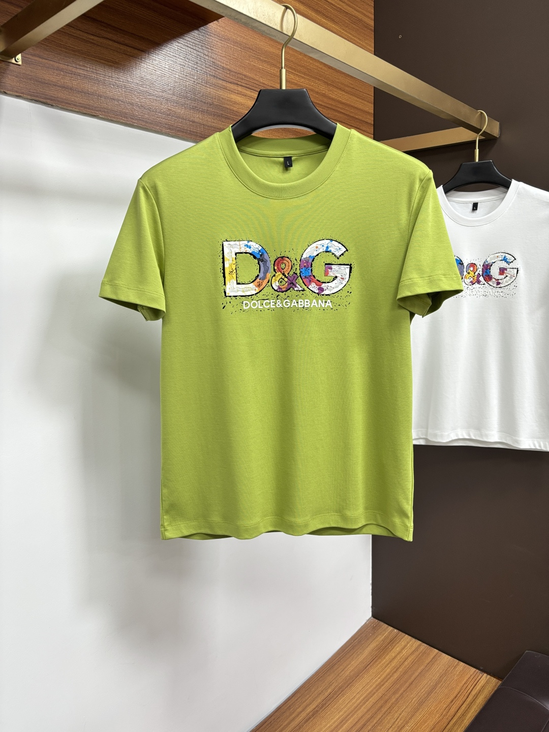 NO:758063,DG exclusively supplies autumn new fashion casual round neck short sleeves, high-density pure cotton fabrics, advanced dense needle embroidery, high-end European original T-shirts, trendy fashion casual half-sleeves, high breathability and comfort, impeccable details, brand element design concept, reflecting high quality. LS presents casual tailoring, and the upper body shape is awesome!  Size M-3XL,,T-shirt,tees,t-shirt,19860909DG 独家专供秋季新款时尚休闲圆领短袖,高密度纯棉面料,高级密针刺绣、高端欧版原单T恤,潮流时尚休闲半袖 透气舒适度高,细节无可挑剔,品牌元素设计理念,体现高品质.LS呈现休闲裁剪,上身版型超赞！码数M-3XL,,T-shirt,tees，t-shirt,,Men's clothing