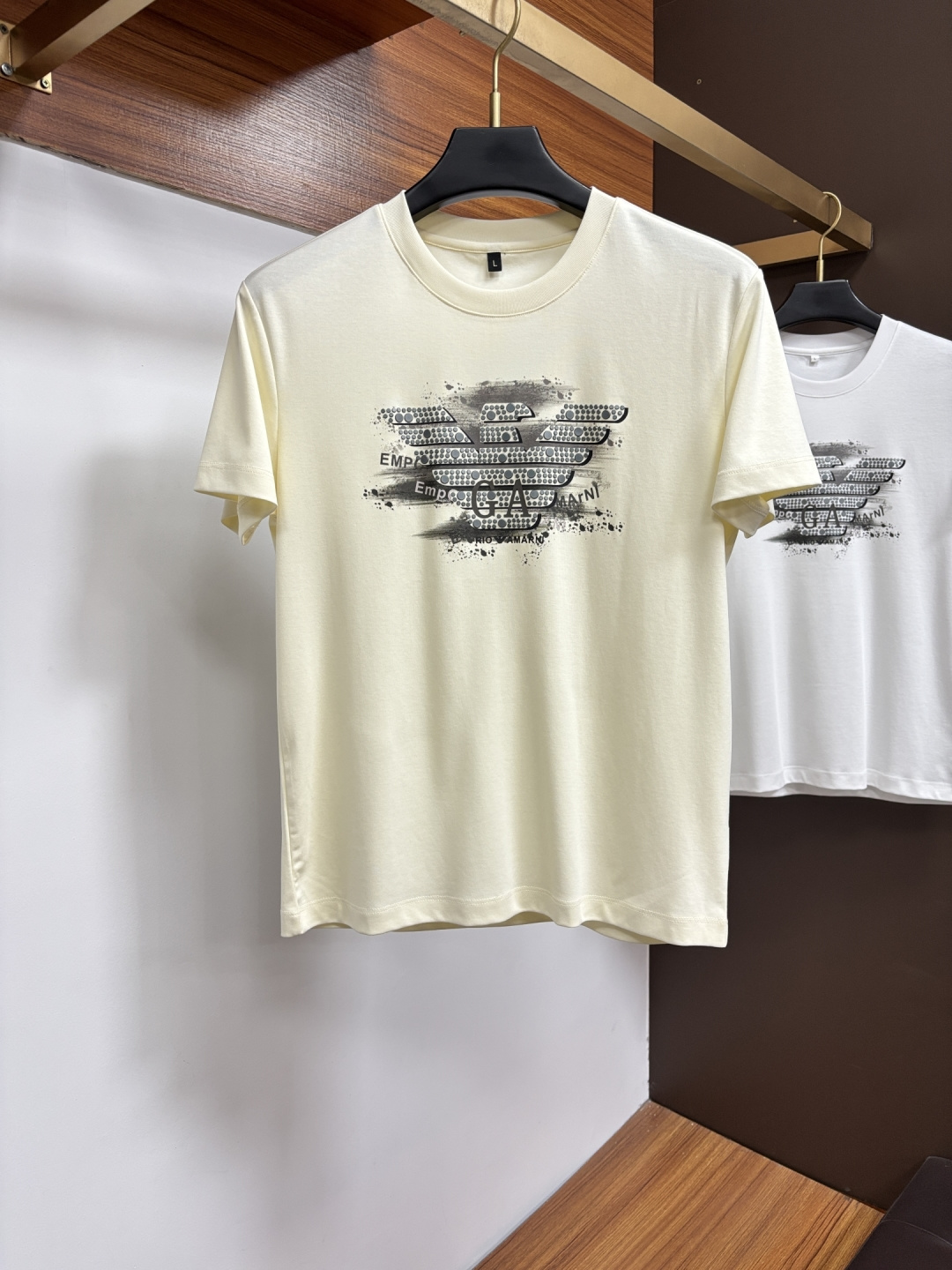 NO:757988,Armani exclusively provides autumn new fashion casual round neck short sleeves, high-density pure cotton fabrics, advanced dense needle embroidery, high-end European original T-shirts, trendy fashion casual half-sleeves, high breathability and comfort, impeccable details, brand element design concept, reflecting high quality. LS presents casual tailoring, and the upper body shape is awesome!  Size M-3XL,,armani,T-shirt,tees,t-shirt,19860909阿玛尼 独家专供秋季新款时尚休闲圆领短袖,高密度纯棉面料,高级密针刺绣、高端欧版原单T恤,潮流时尚休闲半袖 透气舒适度高,细节无可挑剔,品牌元素设计理念,体现高品质.LS呈现休闲裁剪,上身版型超赞！码数M-3XL,,armani,T-shirt,tees，t-shirt,,Men's clothing