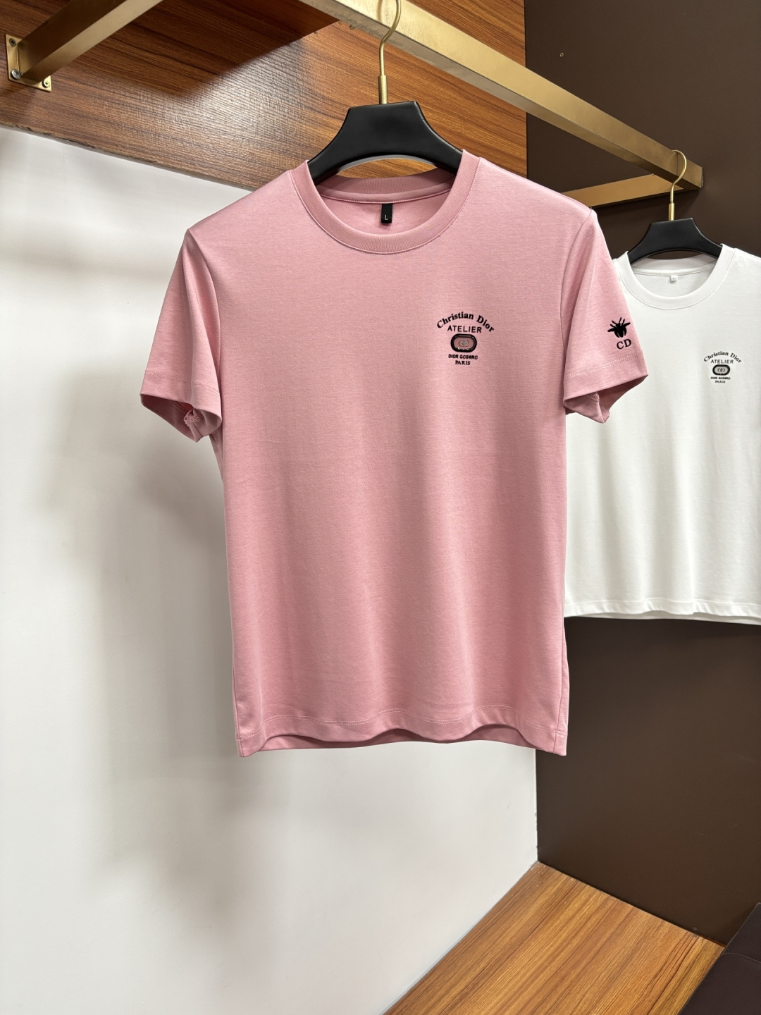 NO:757981,Dior exclusively provides autumn new fashionable casual round neck short sleeves, high-density pure cotton fabrics, advanced dense needle embroidery, high-end European original T-shirts, trendy fashionable casual half-sleeves, high breathability and comfort, impeccable details, brand element design concept, reflecting high quality. LS presents casual tailoring, and the upper body shape is awesome!  Size M-3XL,,dior,T-shirt,tees,t-shirt,19860909迪奥 独家专供秋季新款时尚休闲圆领短袖,高密度纯棉面料,高级密针刺绣、高端欧版原单T恤,潮流时尚休闲半袖 透气舒适度高,细节无可挑剔,品牌元素设计理念,体现高品质.LS呈现休闲裁剪,上身版型超赞！码数M-3XL,,dior,T-shirt,tees，t-shirt,,Men's clothing