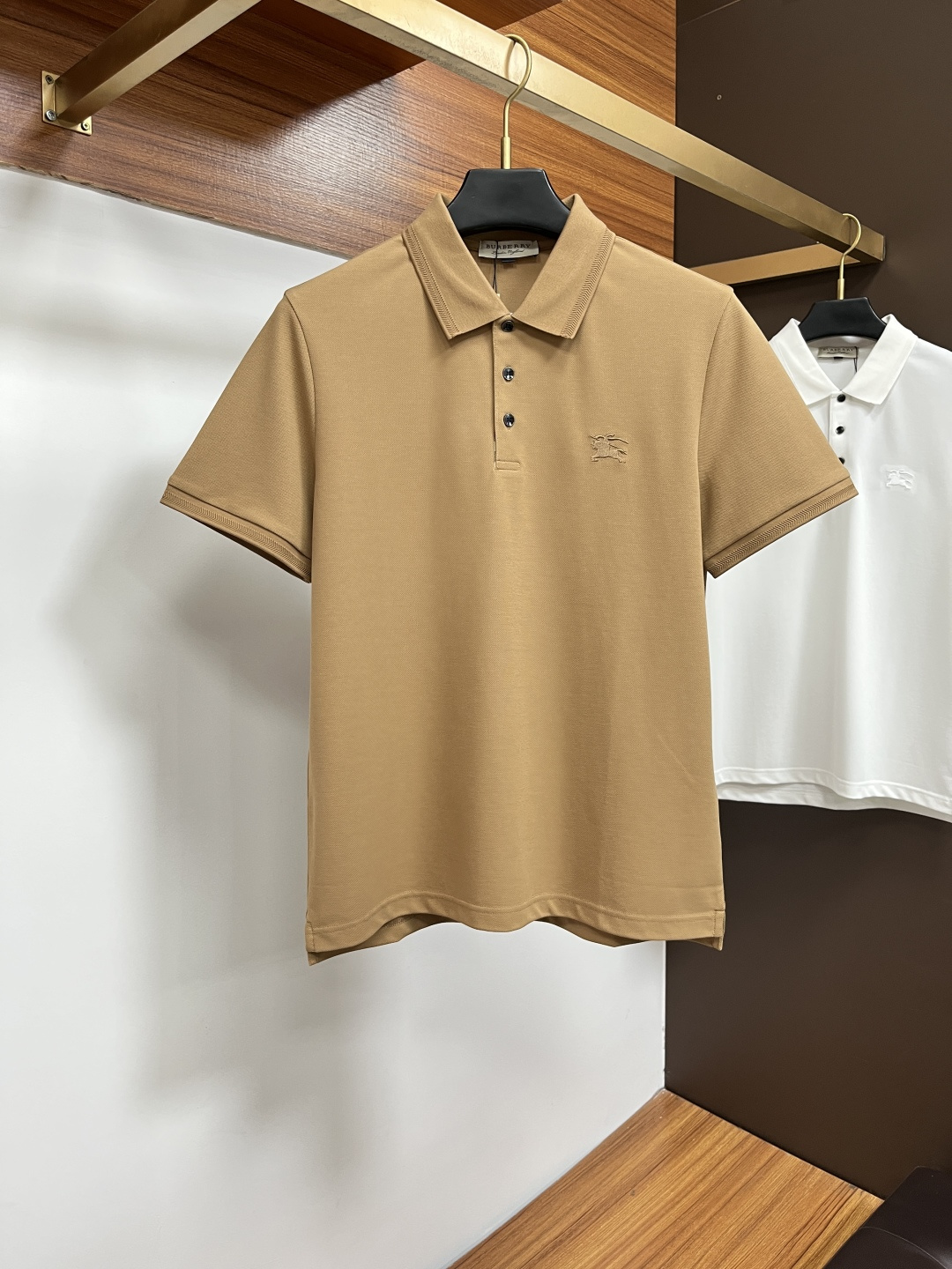 NO:760879,Burberry  The classic Polo collar design for spring and summer 2026, with simple single-breasted buttons, neat and smooth lines, cleverly modifying the neck line, showing an elegant gentleman's style. The exquisite brand logo on the left chest uses a seamless gluing process, which is delicate and smooth, showing a luxurious texture in a low-key manner, showing the brand's ingenuity and pursuit of quality in every detail. Selected high-quality fabrics, soft and smooth to the touch  It is slippery, has good breathability, and is comfortable to wear. Whether it is worn with casual trousers to attend business occasions to show professionalism; or combined with jeans to create a daily look to create a relaxed and comfortable atmosphere, it can be perfectly adapted. LG helps you interpret various styles with ease and show your unique taste. Sizes M-4XL, burberry, jeans,19860909巴宝莉 2026春夏经典的Polo领设计,搭配简洁的单排扣,线条利落流畅,巧妙修饰颈部线条,彰显优雅绅士格调.左胸处精致的品牌标识,采用无痕压胶工艺,细腻而平整,低调间流露奢华质感,于细微之处展现品牌匠心与品质追求.精选优质面料,触感柔软顺滑,透气性佳,穿着舒适自在.无论是搭配休闲西裤出席商务场合,展现专业干练；还是与牛仔裤组合打造日常造型,营造轻松惬意氛围,它都能完美适配,LG助你以从容姿态诠释多样风格,尽显独特品味.尺码M-4XL,,burberry,jeans,,Men's clothing