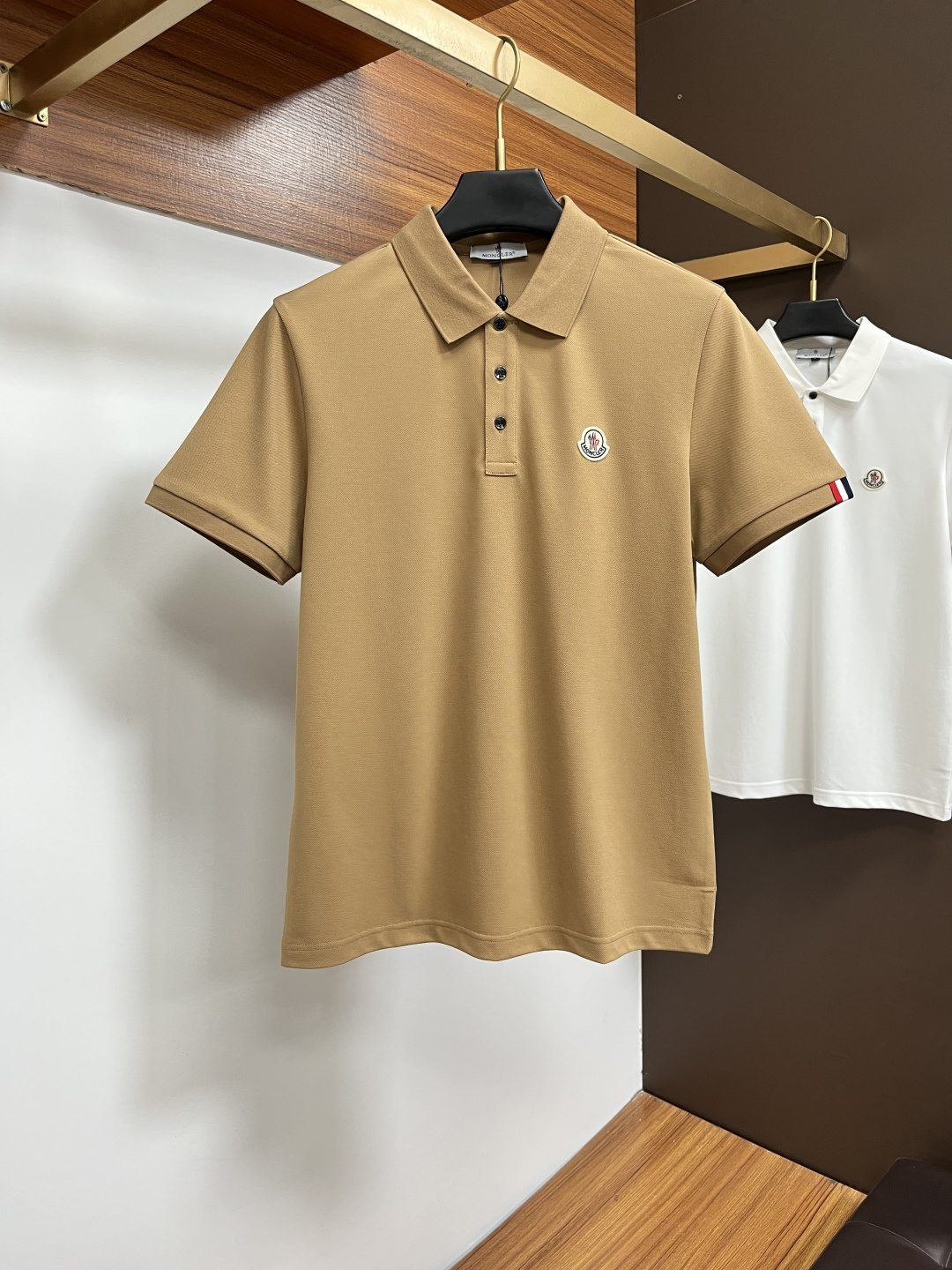 NO:760874,Mouth covering  The classic Polo collar design for spring and summer 2026, with simple single-breasted buttons, neat and smooth lines, cleverly modifying the neck line, showing an elegant gentleman's style. The exquisite brand logo on the left chest uses a seamless gluing process, which is delicate and smooth, revealing a luxurious texture in a low-key manner, showing the brand's ingenuity and pursuit of quality in every detail. Selected high-quality fabrics, soft to the touch  It is smooth, breathable and comfortable to wear. Whether it is paired with casual trousers to attend business occasions to show professionalism or combined with jeans to create a daily look to create a relaxed and comfortable atmosphere, it can be perfectly adapted. LG helps you interpret various styles with ease and show your unique taste. Sizes M-4XL, Moncler, jeans,19860909蒙口 2026春夏经典的Polo领设计,搭配简洁的单排扣,线条利落流畅,巧妙修饰颈部线条,彰显优雅绅士格调.左胸处精致的品牌标识,采用无痕压胶工艺,细腻而平整,低调间流露奢华质感,于细微之处展现品牌匠心与品质追求.精选优质面料,触感柔软顺滑,透气性佳,穿着舒适自在.无论是搭配休闲西裤出席商务场合,展现专业干练；还是与牛仔裤组合打造日常造型,营造轻松惬意氛围,它都能完美适配,LG助你以从容姿态诠释多样风格,尽显独特品味.尺码M-4XL,,Moncler,jeans,,Men's clothing