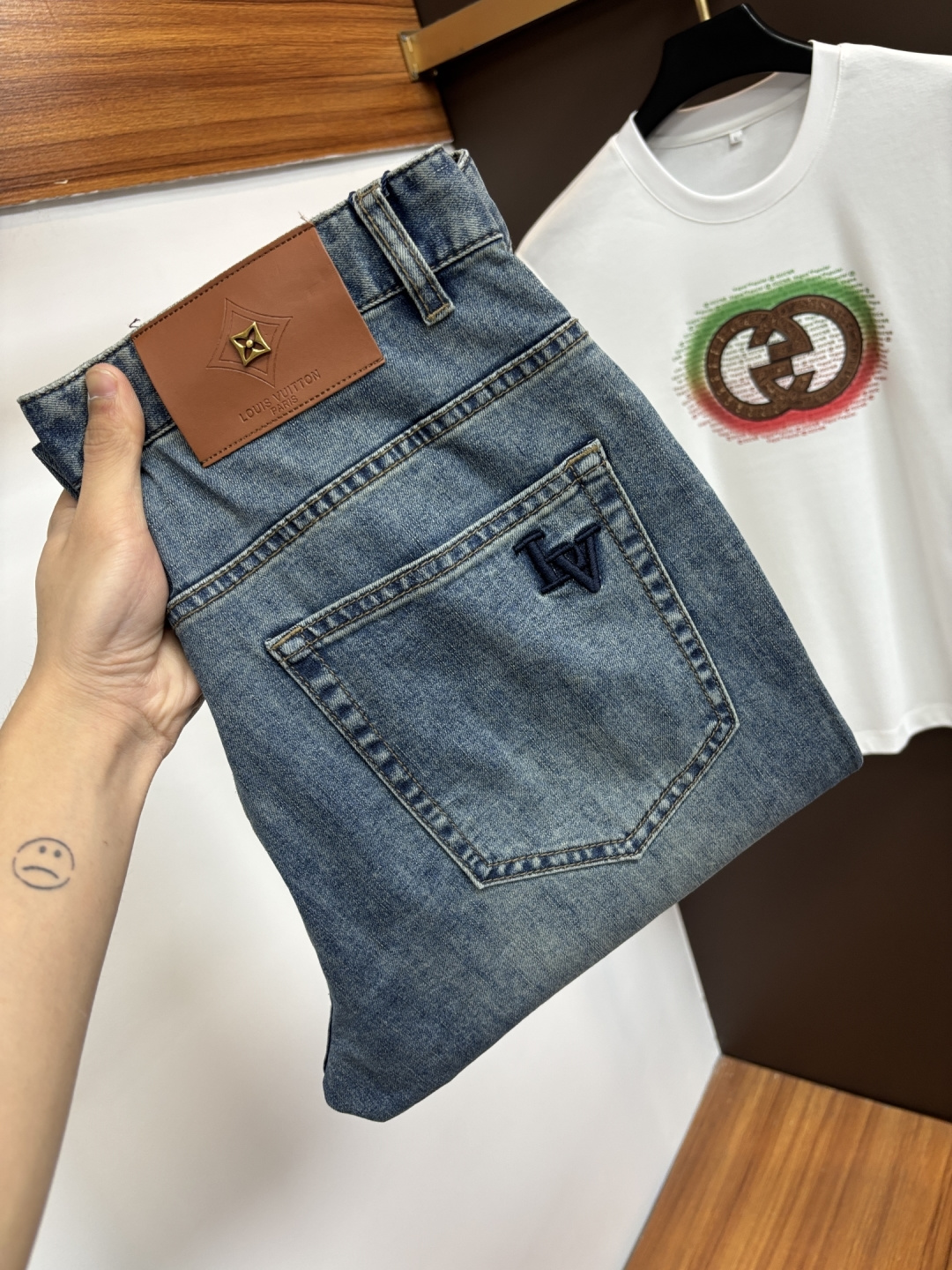 NO:758054,LV [2026 Spring and Summer New Products] European Station Men’s Business Casual Jeans When business meets leisure, when classics collide with fashion, in the spring of 2026, we bring you new European station men’s business casual jeans!  Selected high-quality fabrics are soft, comfortable and highly breathable, allowing you to stay fresh and comfortable during a busy workday. The design is simple yet stylish, perfectly blending business and leisure elements. Whether it is the office or a weekend party, you can easily control it and show your unique taste. It can meet your dressing needs for different occasions and rejuvenate your wardrobe. K12  Slim tailoring fits the body shape, highlighting a man's erectness and confidence. The details show ingenuity, and every stitch is carefully polished to ensure both quality and comfort. Sizes 29-40,, Louis Vuitton, Jeans,19860909LV【2026春夏新品】欧洲站男士商务休闲牛仔裤 当商务遇上休闲,当经典碰撞时尚,2026年春季,我们为您带来全新欧洲站男士商务休闲牛仔裤！ 精选高品质面料,柔软舒适,透气性极佳,让您在繁忙的工作日中依然保持清爽与自在. 设计简约而不失格调,完美融合商务与休闲元素,无论是办公室还是周末聚会,都能轻松驾驭,展现您的独特品味. 满足您不同场合的穿搭需求,让您的衣橱焕发新生.K12 修身剪裁,贴合身形,凸显男士的挺拔与自信.细节之处彰显匠心,每一个针脚都经过精心打磨,确保品质与舒适并存. 尺码29-40,,louis vuitton,jeans,,Men's clothing