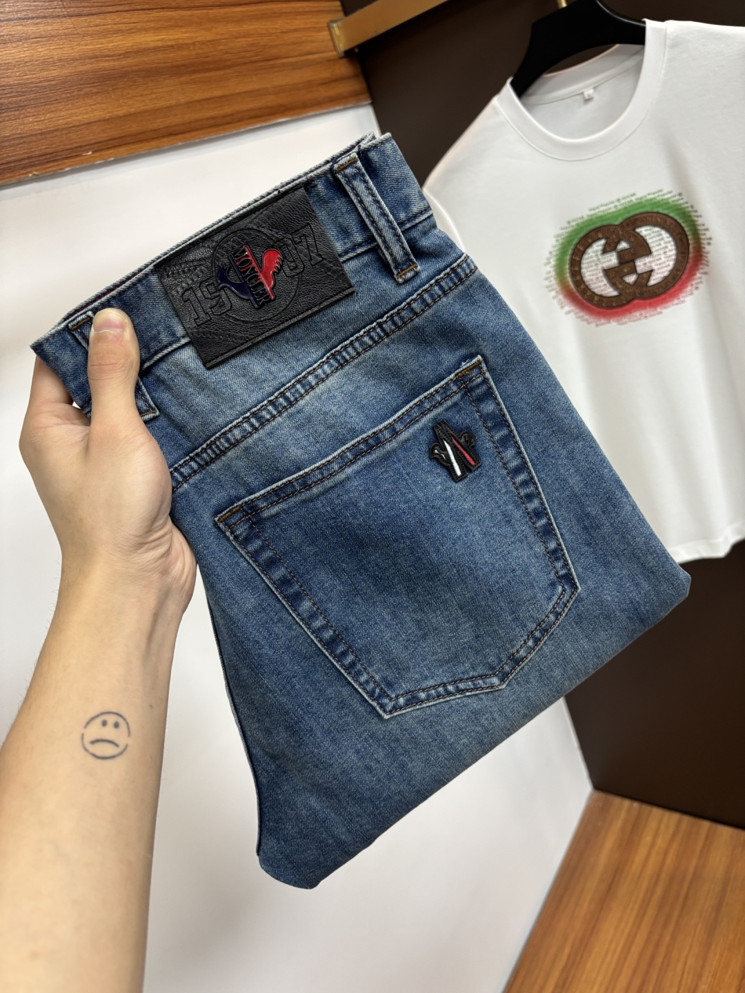 NO:758048,Mengkou [2026 Spring and Summer New Products] European Station Men's Business Casual Jeans When business meets leisure, when classics collide with fashion, in the spring of 2026, we bring you new European Station men's business casual jeans!  Selected high-quality fabrics are soft, comfortable and highly breathable, allowing you to stay fresh and comfortable during a busy workday. The design is simple yet stylish, perfectly blending business and leisure elements. Whether it is the office or a weekend party, you can easily control it and show your unique taste. It can meet your dressing needs for different occasions and rejuvenate your wardrobe. K12  Slim tailoring fits the body shape, highlighting a man's erectness and confidence. The details show ingenuity, and every stitch is carefully polished to ensure both quality and comfort. Sizes 29-40,,Moncler,jeans,19860909蒙口【2026春夏新品】欧洲站男士商务休闲牛仔裤 当商务遇上休闲,当经典碰撞时尚,2026年春季,我们为您带来全新欧洲站男士商务休闲牛仔裤！ 精选高品质面料,柔软舒适,透气性极佳,让您在繁忙的工作日中依然保持清爽与自在. 设计简约而不失格调,完美融合商务与休闲元素,无论是办公室还是周末聚会,都能轻松驾驭,展现您的独特品味. 满足您不同场合的穿搭需求,让您的衣橱焕发新生.K12 修身剪裁,贴合身形,凸显男士的挺拔与自信.细节之处彰显匠心,每一个针脚都经过精心打磨,确保品质与舒适并存. 尺码29-40,,Moncler,jeans,,Men's clothing