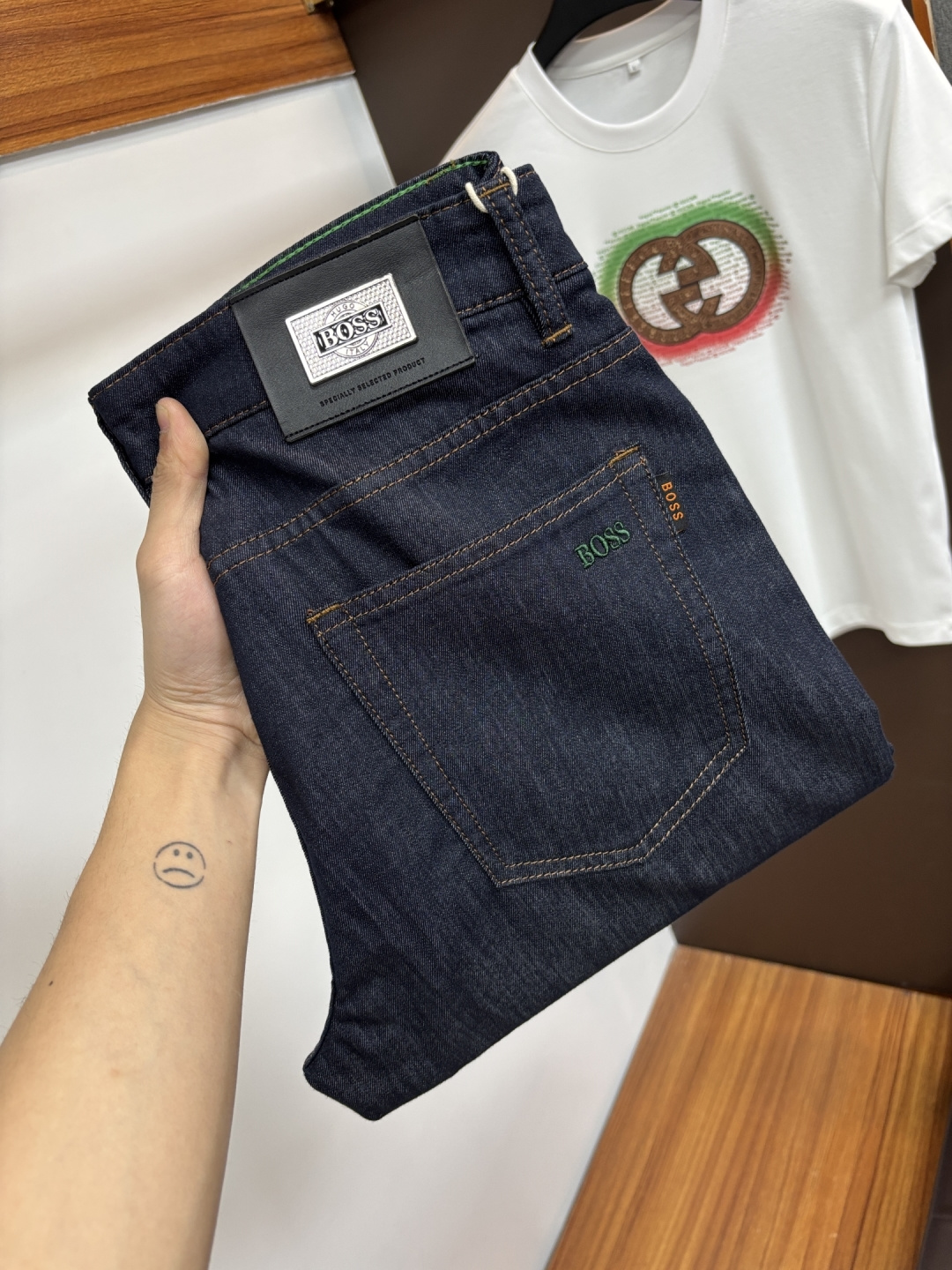 NO:758041,Boss [2026 Spring and Summer New Products] European Station Men's Business Casual Jeans When business meets leisure, when classics collide with fashion, in the spring of 2026, we bring you new European Station men's business casual jeans!  Selected high-quality fabrics are soft, comfortable and highly breathable, allowing you to stay fresh and comfortable during a busy workday. The design is simple yet stylish, perfectly blending business and leisure elements. Whether it is the office or a weekend party, you can easily control it and show your unique taste. It can meet your dressing needs for different occasions and rejuvenate your wardrobe. K12  Slim tailoring fits the body shape, highlighting a man's erectness and confidence. The details show ingenuity, and every 19860909Boss【2026春夏新品】欧洲站男士商务休闲牛仔裤 当商务遇上休闲,当经典碰撞时尚,2026年春季,我们为您带来全新欧洲站男士商务休闲牛仔裤！ 精选高品质面料,柔软舒适,透气性极佳,让您在繁忙的工作日中依然保持清爽与自在. 设计简约而不失格调,完美融合商务与休闲元素,无论是办公室还是周末聚会,都能轻松驾驭,展现您的独特品味. 满足您不同场合的穿搭需求,让您的衣橱焕发新生.K12 修身剪裁,贴合身形,凸显男士的挺拔与自信.细节之处彰显匠心,每一个针脚都经过精心打磨,确保品质与舒适并存. 尺码29-40,,jeans,,Men's clothing