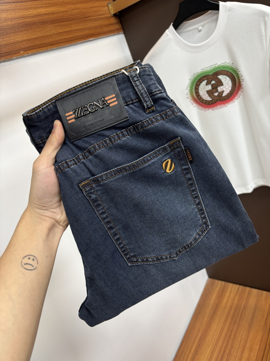 NO:758034,Ermenegildo Zegna [2026 Spring and Summer New Products] European Station Men's Business Casual Jeans When business meets leisure, when classics collide with fashion, in the spring of 2026, we bring you new European station men's business casual jeans!  Selected high-quality fabrics are soft, comfortable and highly breathable, allowing you to stay fresh and comfortable during a busy workday. The design is simple yet stylish, perfectly blending business and leisure elements. Whether it is the office or a weekend party, you can easily control it and show your unique taste. It can meet your dressing needs for different occasions and rejuvenate your wardrobe. K12  Slim tailoring fits the body shape, highlighting a man's erectness and confidence. The details show ingenuity, and every stitch is carefully polished to ensure both quality and comfort. Sizes 29-40,,zegna,jeans,19860909杰尼亚【2026春夏新品】欧洲站男士商务休闲牛仔裤 当商务遇上休闲,当经典碰撞时尚,2026年春季,我们为您带来全新欧洲站男士商务休闲牛仔裤！ 精选高品质面料,柔软舒适,透气性极佳,让您在繁忙的工作日中依然保持清爽与自在. 设计简约而不失格调,完美融合商务与休闲元素,无论是办公室还是周末聚会,都能轻松驾驭,展现您的独特品味. 满足您不同场合的穿搭需求,让您的衣橱焕发新生.K12 修身剪裁,贴合身形,凸显男士的挺拔与自信.细节之处彰显匠心,每一个针脚都经过精心打磨,确保品质与舒适并存. 尺码29-40,,zegna,jeans,,Men's clothing