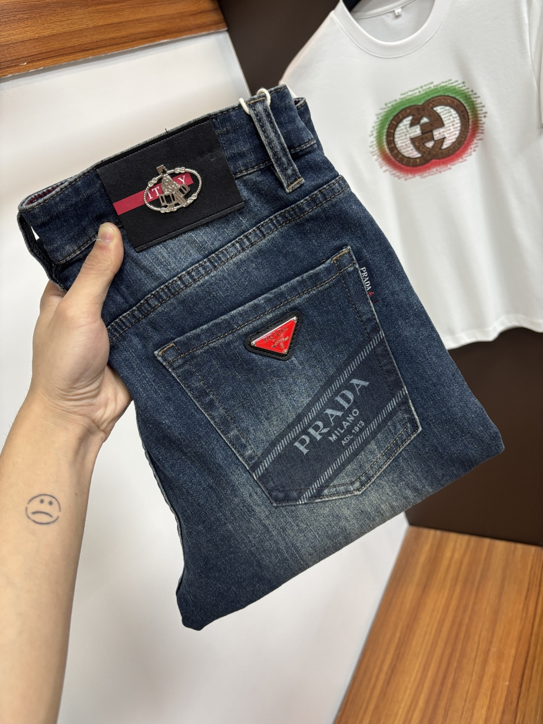 NO:758026,Prada [2026 Spring and Summer New Products] European Station Men's Business Casual Jeans When business meets leisure, when classics collide with fashion, in the spring of 2026, we bring you new European station men's business casual jeans!  Selected high-quality fabrics are soft, comfortable and highly breathable, allowing you to stay fresh and comfortable during a busy workday. The design is simple yet stylish, perfectly blending business and leisure elements. Whether it is the office or a weekend party, you can easily control it and show your unique taste. It can meet your dressing needs for different occasions and rejuvenate your wardrobe. K12  Slim tailoring fits the body shape, highlighting a man's erectness and confidence. The details show ingenuity, and every stitch is carefully polished to ensure both quality and comfort. Sizes 29-40, prada, jeans,19860909普拉达【2026春夏新品】欧洲站男士商务休闲牛仔裤 当商务遇上休闲,当经典碰撞时尚,2026年春季,我们为您带来全新欧洲站男士商务休闲牛仔裤！ 精选高品质面料,柔软舒适,透气性极佳,让您在繁忙的工作日中依然保持清爽与自在. 设计简约而不失格调,完美融合商务与休闲元素,无论是办公室还是周末聚会,都能轻松驾驭,展现您的独特品味. 满足您不同场合的穿搭需求,让您的衣橱焕发新生.K12 修身剪裁,贴合身形,凸显男士的挺拔与自信.细节之处彰显匠心,每一个针脚都经过精心打磨,确保品质与舒适并存. 尺码29-40,,prada,jeans,,Men's clothing