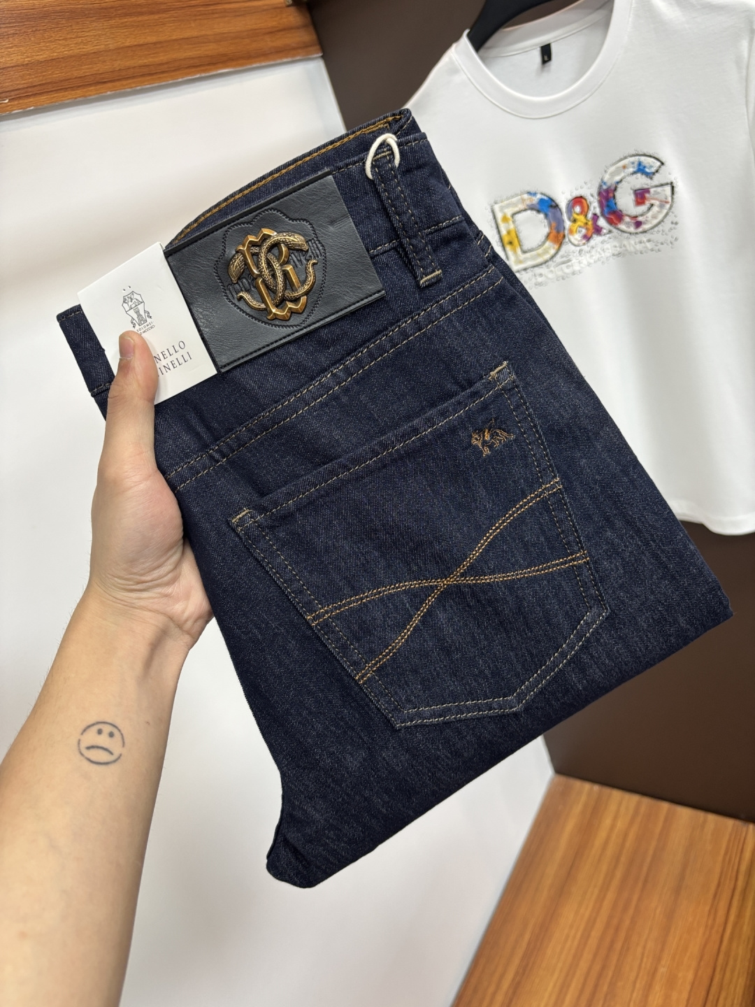 NO:758020,Bruti [2026 Spring and Summer New Products] European Station Men's Business Casual Jeans When business meets leisure, when classics collide with fashion, in the spring of 2026, we bring you new European station men's business casual jeans!  Selected high-quality fabrics are soft, comfortable and highly breathable, allowing you to stay fresh and comfortable during a busy workday. The design is simple yet stylish, perfectly blending business and leisure elements. Whether it is the office or a weekend party, you can easily control it and show your unique taste. It can meet your dressing needs for different occasions and rejuvenate your wardrobe. K12  Slim tailoring fits the body shape, highlighting a man's erectness and confidence. The details show ingenuity, and every stitch is carefully polished to ensure both quality and comfort. Sizes 29-40,,jeans,19860909布鲁提【2026春夏新品】欧洲站男士商务休闲牛仔裤 当商务遇上休闲,当经典碰撞时尚,2026年春季,我们为您带来全新欧洲站男士商务休闲牛仔裤！ 精选高品质面料,柔软舒适,透气性极佳,让您在繁忙的工作日中依然保持清爽与自在. 设计简约而不失格调,完美融合商务与休闲元素,无论是办公室还是周末聚会,都能轻松驾驭,展现您的独特品味. 满足您不同场合的穿搭需求,让您的衣橱焕发新生.K12 修身剪裁,贴合身形,凸显男士的挺拔与自信.细节之处彰显匠心,每一个针脚都经过精心打磨,确保品质与舒适并存. 尺码29-40,,jeans,,Men's clothing