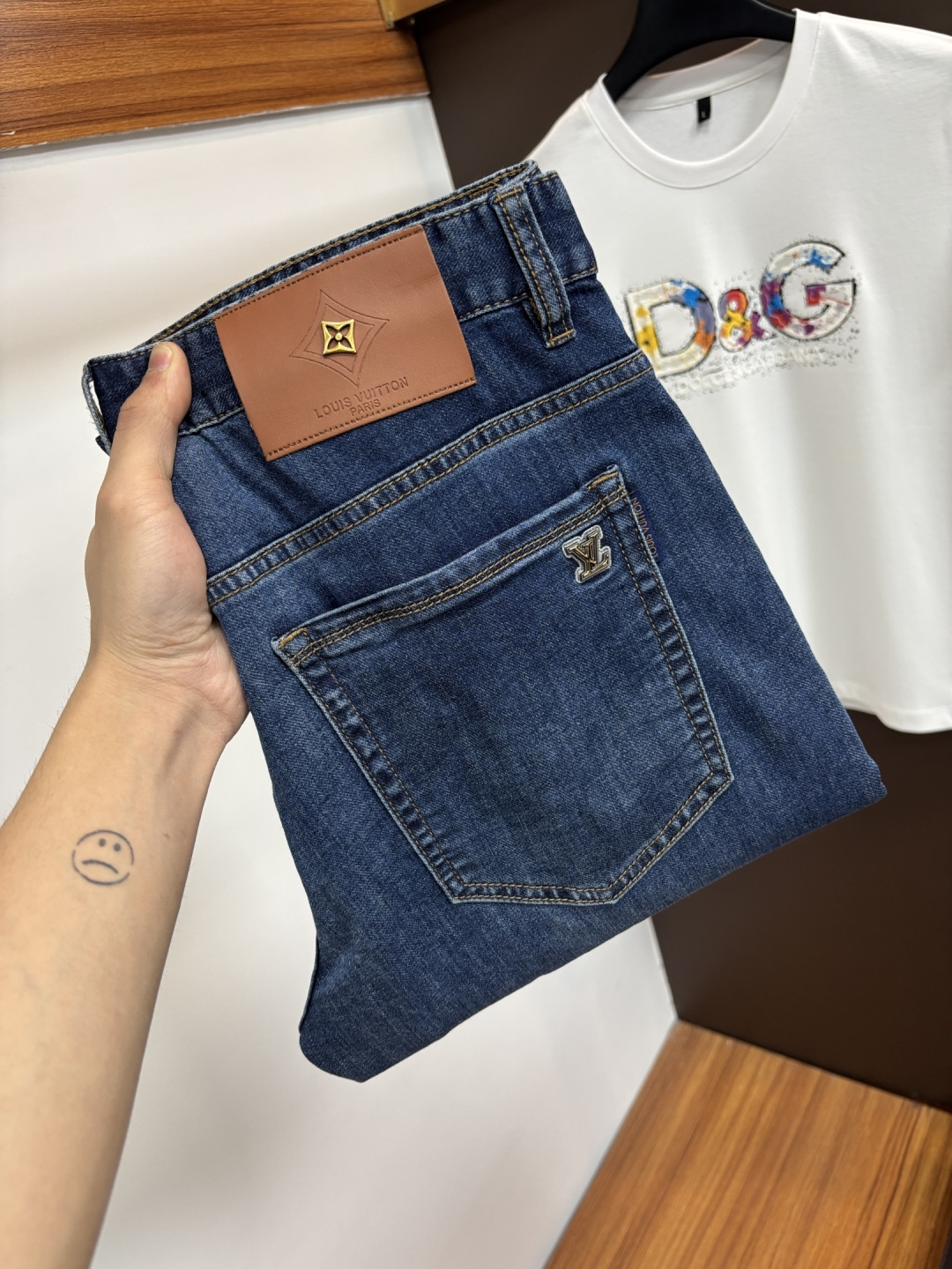 NO:758013,LV [2026 Spring and Summer New Products] European Station Men’s Business Casual Jeans When business meets leisure, when classics collide with fashion, in the spring of 2026, we bring you new European station men’s business casual jeans!  Selected high-quality fabrics are soft, comfortable and highly breathable, allowing you to stay fresh and comfortable during a busy workday. The design is simple yet stylish, perfectly blending business and leisure elements. Whether it is the office or a weekend party, you can easily control it and show your unique taste. It can meet your dressing needs for different occasions and rejuvenate your wardrobe. K12  Slim tailoring fits the body shape, highlighting a man's erectness and confidence. The details show ingenuity, and every stitch is carefully polished to ensure both quality and comfort. Sizes 29-40,, Louis Vuitton, Jeans,19860909LV【2026春夏新品】欧洲站男士商务休闲牛仔裤 当商务遇上休闲,当经典碰撞时尚,2026年春季,我们为您带来全新欧洲站男士商务休闲牛仔裤！ 精选高品质面料,柔软舒适,透气性极佳,让您在繁忙的工作日中依然保持清爽与自在. 设计简约而不失格调,完美融合商务与休闲元素,无论是办公室还是周末聚会,都能轻松驾驭,展现您的独特品味. 满足您不同场合的穿搭需求,让您的衣橱焕发新生.K12 修身剪裁,贴合身形,凸显男士的挺拔与自信.细节之处彰显匠心,每一个针脚都经过精心打磨,确保品质与舒适并存. 尺码29-40,,louis vuitton,jeans,,Men's clothing