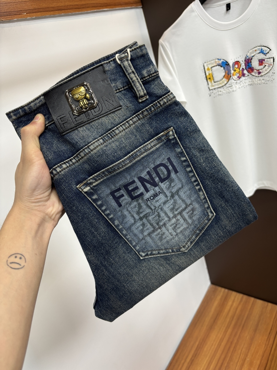 NO:758076,Fendi [2026 Spring and Summer New Products] European Station Men's Business Casual Jeans When business meets leisure, when classics collide with fashion, in the spring of 2026, we bring you new European station men's business casual jeans!  Selected high-quality fabrics are soft, comfortable and highly breathable, allowing you to stay fresh and comfortable during a busy workday. The design is simple yet stylish, perfectly blending business and leisure elements. Whether it is the office or a weekend party, you can easily control it and show your unique taste. It can meet your dressing needs for different occasions and rejuvenate your wardrobe. K12  Slim tailoring fits the body shape, highlighting a man's erectness and confidence. The details show ingenuity, and every stitch is carefully polished to ensure both quality and comfort. Sizes 29-40,,fendi,jeans,19860909芬迪【2026春夏新品】欧洲站男士商务休闲牛仔裤 当商务遇上休闲,当经典碰撞时尚,2026年春季,我们为您带来全新欧洲站男士商务休闲牛仔裤！ 精选高品质面料,柔软舒适,透气性极佳,让您在繁忙的工作日中依然保持清爽与自在. 设计简约而不失格调,完美融合商务与休闲元素,无论是办公室还是周末聚会,都能轻松驾驭,展现您的独特品味. 满足您不同场合的穿搭需求,让您的衣橱焕发新生.K12 修身剪裁,贴合身形,凸显男士的挺拔与自信.细节之处彰显匠心,每一个针脚都经过精心打磨,确保品质与舒适并存. 尺码29-40,,fendi,jeans,,Men's clothing