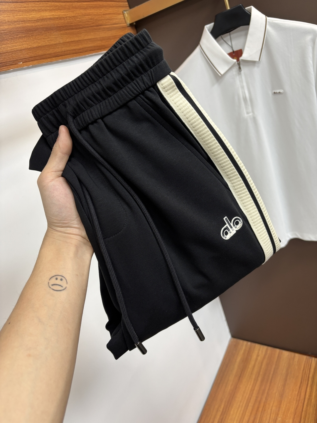 NO:774234,alo 2026ss spring and summer counter new products are on the market at the same time. High-quality fashionable casual pants made from original orders. Super versatile. Exclusively customized - imported high-end cotton fabrics, with a delicate and soft feel, comfortable close-fitting, and a super stylish upper body! The latest hardware accessories from the original custom shop. Super beautiful shape, long upper body and slender legs. The lining and wiring are impeccable. You can attend any occasion. LSX once again emphasizes that the fabrics are very high-end! Size M-4XL,,19860909alo 2026ss春夏专柜新品同步上市.原单订制高品质时尚休闲裤.超级百搭款.独家定制-进口高端绵面料,手感细腻柔软,贴身舒适,上身超有型！原版定制专柜最新五金辅料.超靓版型、上身显腿修长,內里,走线都无可挑剔,任何场合都可出席,LSX再次强调面料非常非常显档次！码数M-4XL,,,Men's clothing