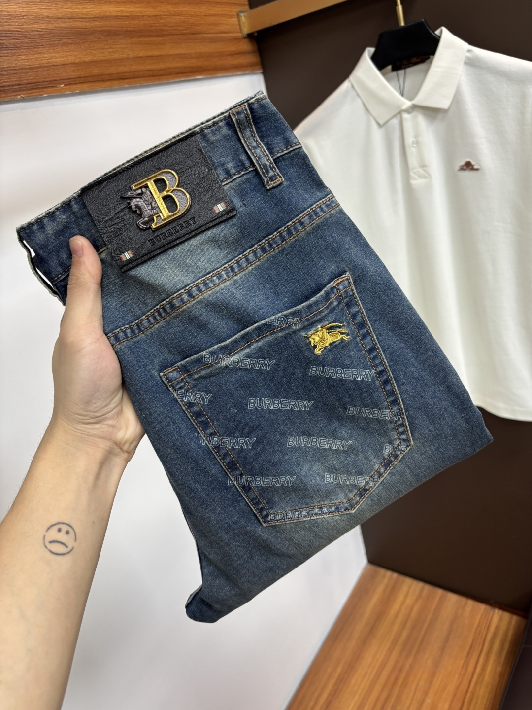 NO:774258,Burberry [2026 Spring and Summer New Products] European Station Men's Business Casual Jeans When business meets leisure, when classics collide with fashion, in the spring of 2026, we bring you new European Station men's business casual jeans!  Selected high-quality fabrics are soft, comfortable and highly breathable, allowing you to stay fresh and comfortable during a busy workday. The design is simple yet stylish, perfectly blending business and leisure elements. Whether it is the office or a weekend party, you can easily control it and show your unique taste. It can meet your dressing needs for different occasions and rejuvenate your wardrobe. K12  Slim tailoring fits the body shape, highlighting a man's erectness and confidence. The details show ingenuity, and every stitch is carefully polished to ensure both quality and comfort. Sizes 29-40, burberry, jeans,19860909巴宝莉【2026春夏新品】欧洲站男士商务休闲牛仔裤 当商务遇上休闲,当经典碰撞时尚,2026年春季,我们为您带来全新欧洲站男士商务休闲牛仔裤！ 精选高品质面料,柔软舒适,透气性极佳,让您在繁忙的工作日中依然保持清爽与自在. 设计简约而不失格调,完美融合商务与休闲元素,无论是办公室还是周末聚会,都能轻松驾驭,展现您的独特品味. 满足您不同场合的穿搭需求,让您的衣橱焕发新生.K12 修身剪裁,贴合身形,凸显男士的挺拔与自信.细节之处彰显匠心,每一个针脚都经过精心打磨,确保品质与舒适并存. 尺码29-40,,burberry,jeans,,Men's clothing