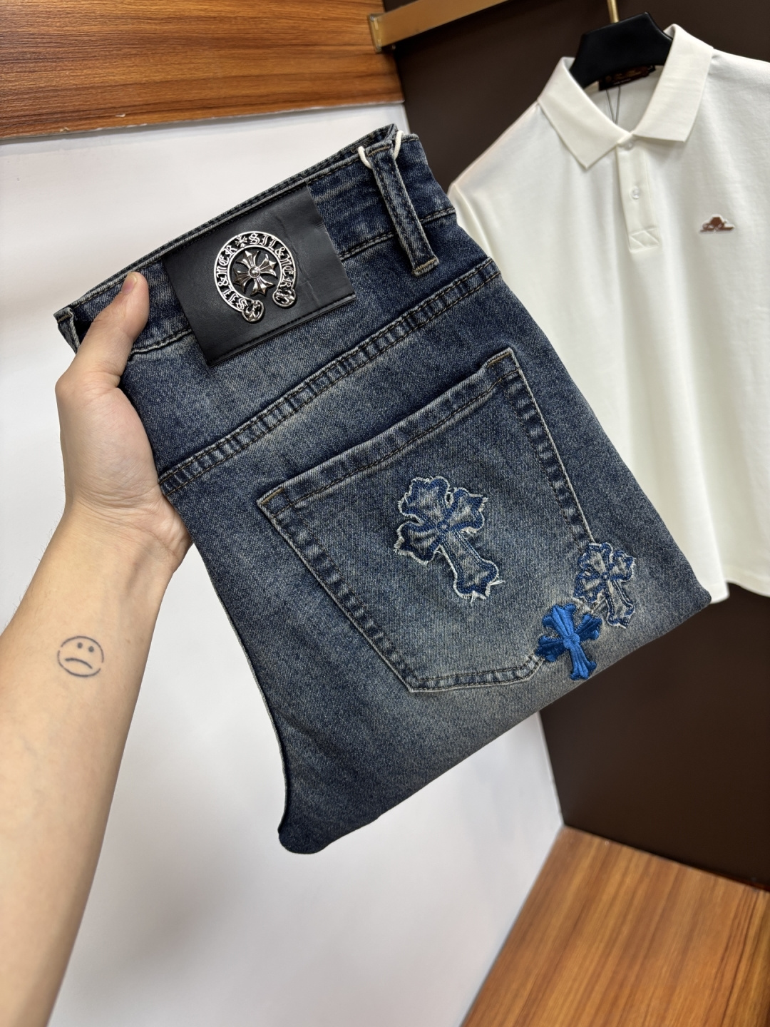 NO:829998,Croxin [2026 Spring and Summer New Product] European Station Men's Business Casual Jeans When business meets leisure, when classics collide with fashion, in the spring of 2026, we bring you new European station men's business casual jeans!  Selected high-quality fabrics are soft, comfortable and highly breathable, allowing you to stay fresh and comfortable during a busy workday. The design is simple yet stylish, perfectly blending business and leisure elements. Whether it is the office or a weekend party, you can easily control it and show your unique taste. It can meet your dressing needs for different occasions and rejuvenate your wardrobe. K12  Slim-fitting tailoring fits the body shape, highlighting a man's erectness and confidence. The details show ingenuity, and every stitch is carefully polished to ensure both quality and comfort. Sizes 29-40,,chrome hearts,jeans,19860909克罗心【2026春夏新品】欧洲站男士商务休闲牛仔裤 当商务遇上休闲,当经典碰撞时尚,2026年春季,我们为您带来全新欧洲站男士商务休闲牛仔裤！ 精选高品质面料,柔软舒适,透气性极佳,让您在繁忙的工作日中依然保持清爽与自在. 设计简约而不失格调,完美融合商务与休闲元素,无论是办公室还是周末聚会,都能轻松驾驭,展现您的独特品味. 满足您不同场合的穿搭需求,让您的衣橱焕发新生.K12 修身剪裁,贴合身形,凸显男士的挺拔与自信.细节之处彰显匠心,每一个针脚都经过精心打磨,确保品质与舒适并存. 尺码29-40,,chrome hearts,jeans,,Men's clothing