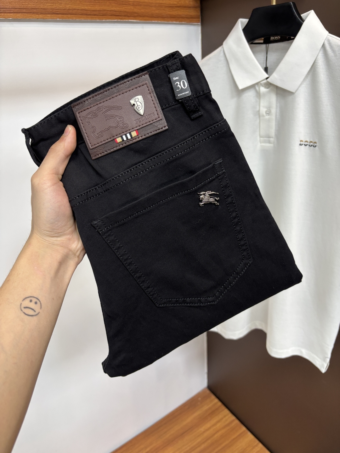 NO:776854,Burberry's 2026 spring latest jeans are stress-free when entering and leaving the store. Best-selling models in the counter. Shared taste and value. Very comfortable to wear. Low-key yet luxurious. Very classy to wear. Needless to say the trousers style and cut. The upper body is exquisite and vivid. Really first-class and top-quality materials. Really palace-level casual pants, using Turkish cotton to produce the most famous denim. Excellent quality. Heavy washing makes the pants very soft. Straight-footed version.  Don’t be picky. The upper body is absolutely stylish. CX25 is extremely luxurious!  Size 29-38,,burberry,jeans,19860909巴宝莉 2026年春季最新品牛仔裤出入专卖店无压力 专柜热销款 品味与价值共享 身穿着非常舒适 低调不失奢华 穿出去非常有档次,裤型款式和裁剪亦无需多言 上身精致跃然.真正一等一顶级质料 真正殿堂级的休闲裤,选用土耳其的棉花 生产出最有名的单宁布 品质卓然 经过重水洗使得裤子很柔软 直脚的版型 不挑人 上身绝对的有型 CX25 极度奢华！尺码29-38,,burberry,jeans,,Men's clothing