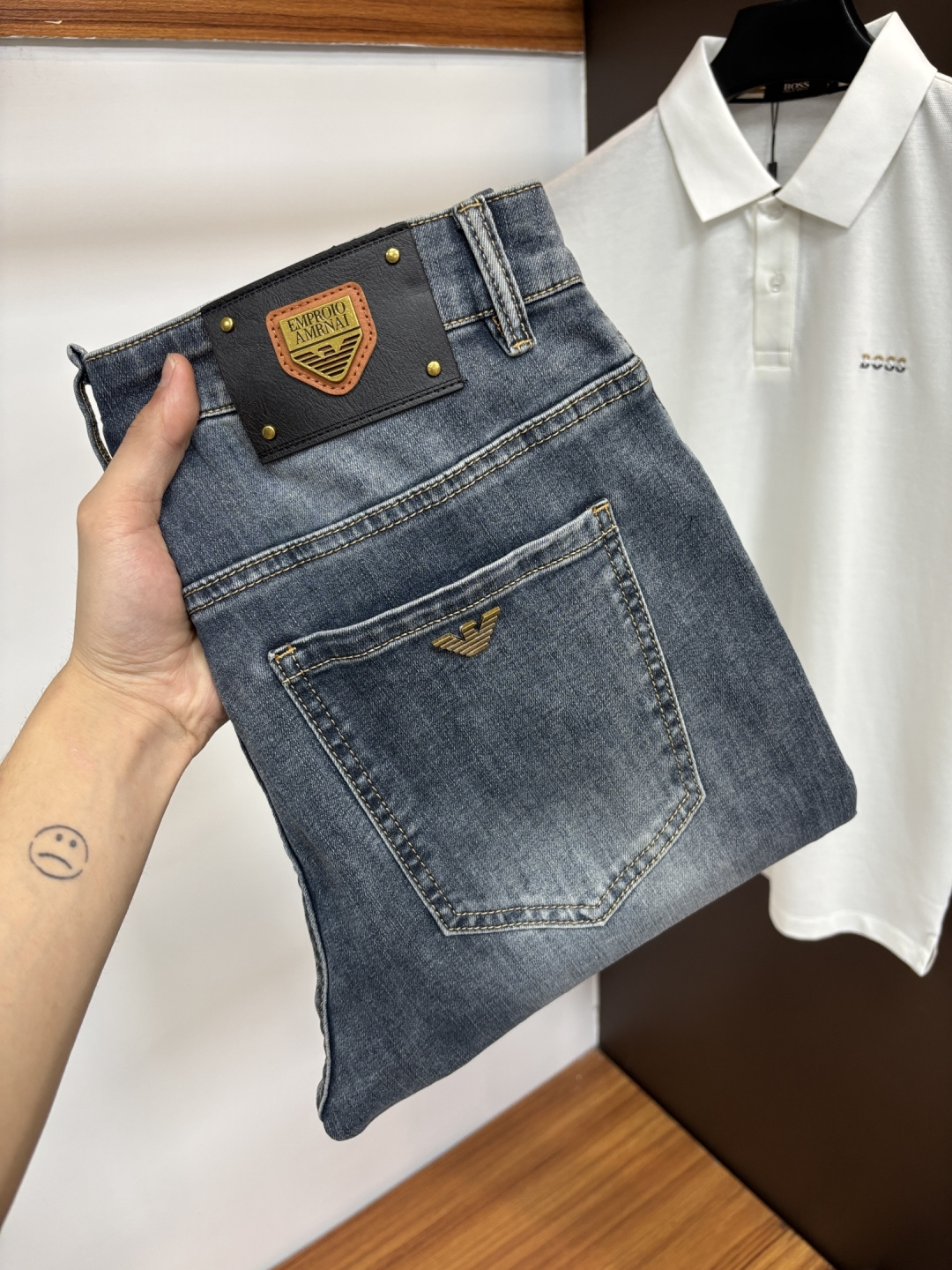 NO:776849,Armani's latest 2026 spring jeans are stress-free to enter and leave the store. Best-selling models in the counter. Shared taste and value. Very comfortable to wear. Low-key yet luxurious. Very classy to wear. Needless to say the trousers style and cut. The upper body is exquisite and vivid. Really first-class and top-quality materials. Really palace-level casual pants, using Turkish cotton to produce the most famous denim. Excellent quality. Heavy washing makes the pants very soft. Straight-leg version.  Don’t be picky. The upper body is absolutely stylish. CX25 is extremely luxurious!  Size 29-38,,armani,jeans,19860909阿玛尼 2026年春季最新品牛仔裤出入专卖店无压力 专柜热销款 品味与价值共享 身穿着非常舒适 低调不失奢华 穿出去非常有档次,裤型款式和裁剪亦无需多言 上身精致跃然.真正一等一顶级质料 真正殿堂级的休闲裤,选用土耳其的棉花 生产出最有名的单宁布 品质卓然 经过重水洗使得裤子很柔软 直脚的版型 不挑人 上身绝对的有型 CX25 极度奢华！尺码29-38,,armani,jeans,,Men's clothing