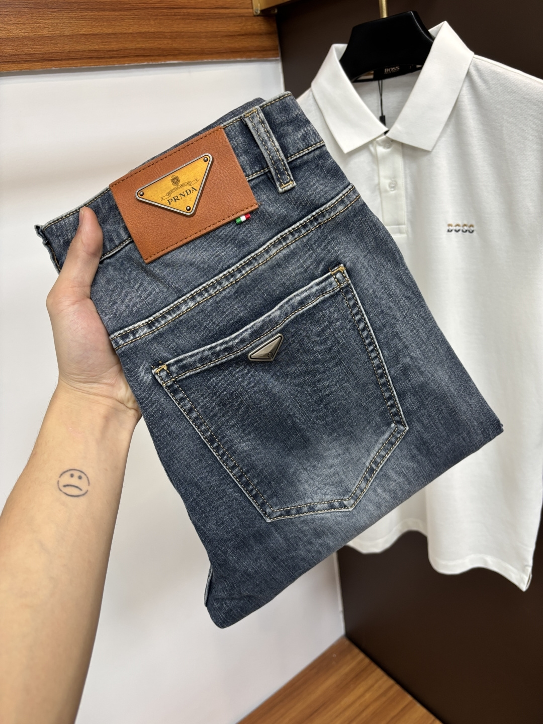 NO:776844,Prada's latest jeans in spring 2026 are stress-free when entering and leaving the store. Best-selling models in the counter. Taste and value are shared. Very comfortable to wear. Low-key yet luxurious. Very classy to wear. Needless to say the trousers style and cut. The upper body is exquisite and vivid. Really first-class and top-quality materials. Really palace-level casual pants, using Turkish cotton. The most famous denim is produced. The quality is outstanding. Heavy washing makes the pants very soft. Straight-leg version.  Don’t be picky. The upper body is absolutely stylish. CX25 is extremely luxurious!  Size 29-38,,prada,jeans,19860909普拉达 2026年春季最新品牛仔裤出入专卖店无压力 专柜热销款 品味与价值共享 身穿着非常舒适 低调不失奢华 穿出去非常有档次,裤型款式和裁剪亦无需多言 上身精致跃然.真正一等一顶级质料 真正殿堂级的休闲裤,选用土耳其的棉花 生产出最有名的单宁布 品质卓然 经过重水洗使得裤子很柔软 直脚的版型 不挑人 上身绝对的有型 CX25 极度奢华！尺码29-38,,prada,jeans,,Men's clothing