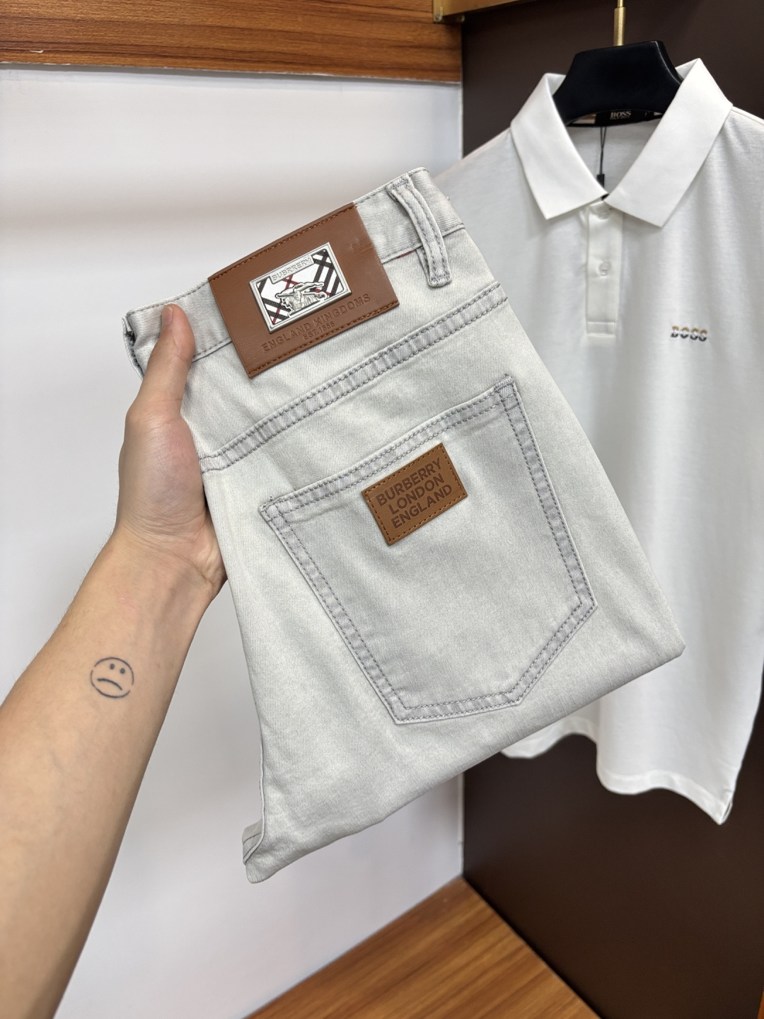 NO:776840,Burberry's 2026 spring latest jeans are stress-free when entering and leaving the store. Best-selling models in the counter. Shared taste and value. Very comfortable to wear. Low-key yet luxurious. Very classy to wear. Needless to say the trousers style and cut. The upper body is exquisite and vivid. Really first-class and top-quality materials. Really palace-level casual pants, using Turkish cotton to produce the most famous denim. Excellent quality. Heavy washing makes the pants very soft. Straight-footed version.  Don’t be picky. The upper body is absolutely stylish. CX25 is extremely luxurious!  Size 29-38,,burberry,jeans,19860909巴宝莉 2026年春季最新品牛仔裤出入专卖店无压力 专柜热销款 品味与价值共享 身穿着非常舒适 低调不失奢华 穿出去非常有档次,裤型款式和裁剪亦无需多言 上身精致跃然.真正一等一顶级质料 真正殿堂级的休闲裤,选用土耳其的棉花 生产出最有名的单宁布 品质卓然 经过重水洗使得裤子很柔软 直脚的版型 不挑人 上身绝对的有型 CX25 极度奢华！尺码29-38,,burberry,jeans,,Men's clothing