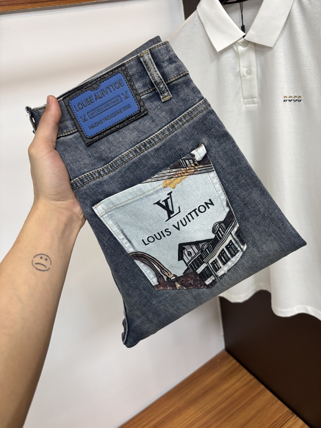 NO:776870,LV’s latest jeans in spring 2026 are stress-free when entering and leaving the store. Best-selling models in the counter. Taste and value are shared. Very comfortable to wear. Low-key yet luxurious. Very classy to wear. Needless to say the trousers style and cut. The upper body is exquisite and vivid. Really first-class top quality materials. Really palace-level casual pants, using Turkish cotton. The most famous denim is produced. The quality is outstanding. After heavy washing, the pants are very soft. The straight-leg shape is not picky.  The upper body is absolutely stylish. CX25 is extremely luxurious!  Size 29-38,,louis vuitton,jeans,19860909LV 2026年春季最新品牛仔裤出入专卖店无压力 专柜热销款 品味与价值共享 身穿着非常舒适 低调不失奢华 穿出去非常有档次,裤型款式和裁剪亦无需多言 上身精致跃然.真正一等一顶级质料 真正殿堂级的休闲裤,选用土耳其的棉花 生产出最有名的单宁布 品质卓然 经过重水洗使得裤子很柔软 直脚的版型 不挑人 上身绝对的有型 CX25 极度奢华！尺码29-38,,louis vuitton,jeans,,Men's clothing