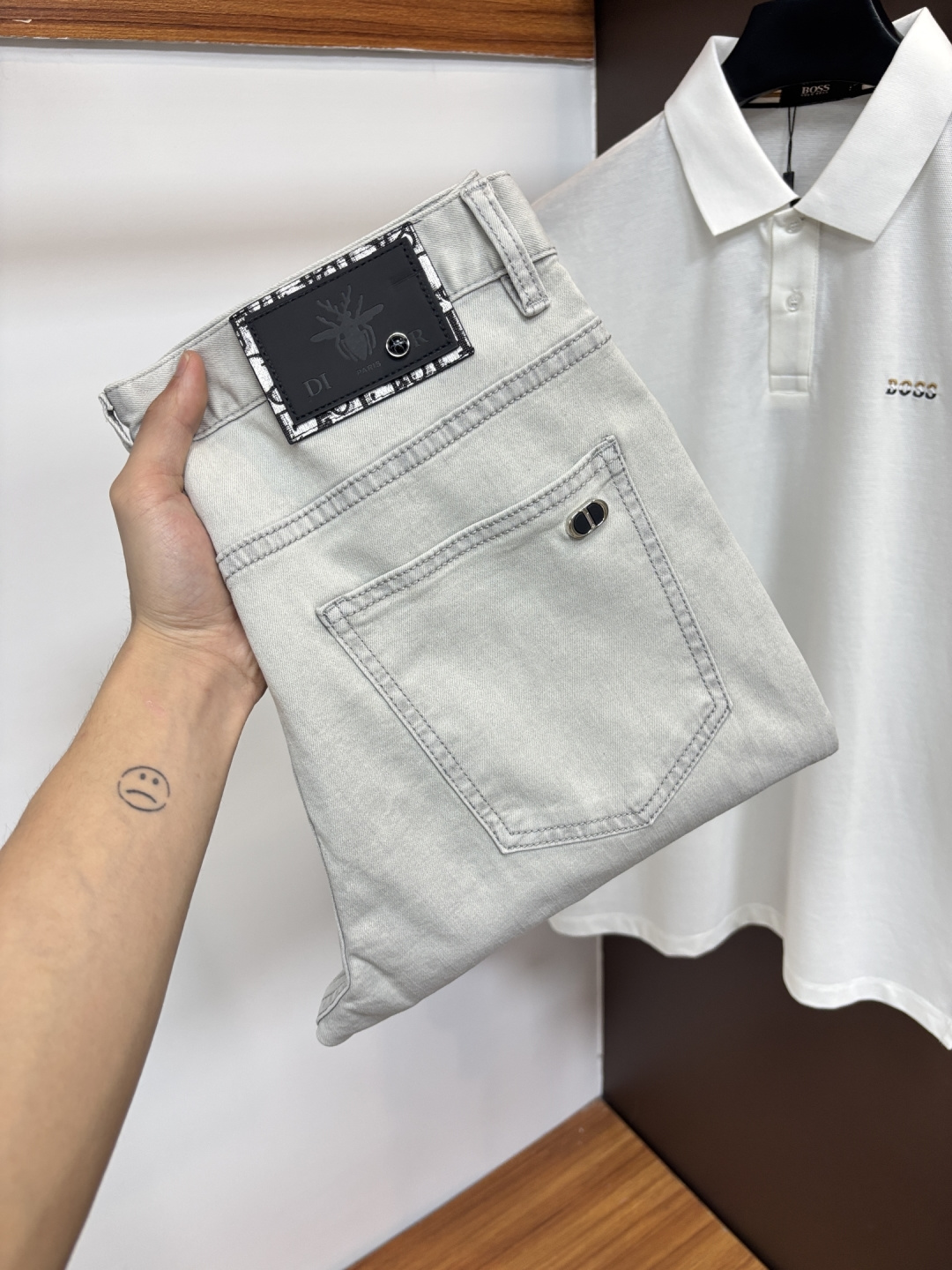 NO:776866,Dior's latest jeans in spring 2026 are stress-free when entering and leaving the store. Best-selling models in the counter. Taste and value are shared. Very comfortable to wear. Low-key yet luxurious. Very classy to wear. Needless to say the trousers style and cut. The upper body is exquisite and vivid. Really first-class and top-quality materials. Really palace-level casual pants, using Turkish cotton to produce the most famous denim. Excellent quality. Heavy washing makes the pants very soft. Straight-leg version.  Don’t be picky. The upper body is absolutely stylish. CX25 is extremely luxurious!  Size 29-38,,dior,jeans,19860909迪奥 2026年春季最新品牛仔裤出入专卖店无压力 专柜热销款 品味与价值共享 身穿着非常舒适 低调不失奢华 穿出去非常有档次,裤型款式和裁剪亦无需多言 上身精致跃然.真正一等一顶级质料 真正殿堂级的休闲裤,选用土耳其的棉花 生产出最有名的单宁布 品质卓然 经过重水洗使得裤子很柔软 直脚的版型 不挑人 上身绝对的有型 CX25 极度奢华！尺码29-38,,dior,jeans,,Men's clothing