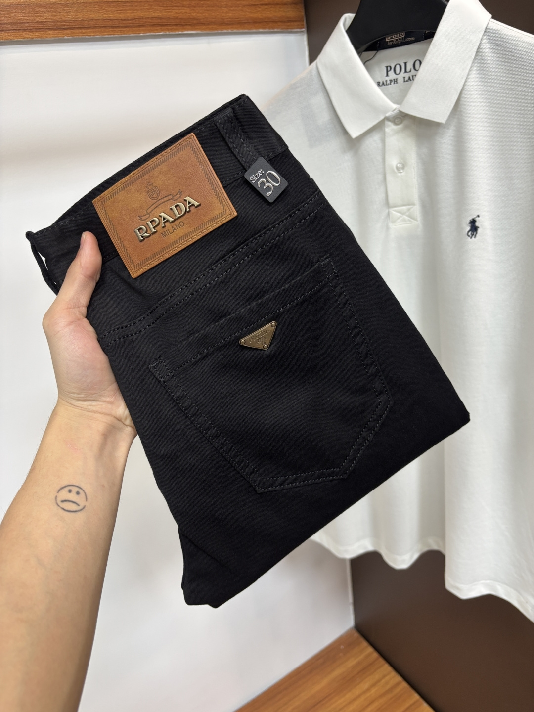 NO:776862,Prada's latest jeans in spring 2026 are stress-free when entering and leaving the store. Best-selling models in the counter. Taste and value are shared. Very comfortable to wear. Low-key yet luxurious. Very classy to wear. Needless to say the trousers style and cut. The upper body is exquisite and vivid. Really first-class and top-quality materials. Really palace-level casual pants, using Turkish cotton. The most famous denim is produced. The quality is outstanding. Heavy washing makes the pants very soft. Straight-leg version.  Don’t be picky. The upper body is absolutely stylish. CX25 is extremely luxurious!  Size 29-38,,prada,jeans,19860909普拉达 2026年春季最新品牛仔裤出入专卖店无压力 专柜热销款 品味与价值共享 身穿着非常舒适 低调不失奢华 穿出去非常有档次,裤型款式和裁剪亦无需多言 上身精致跃然.真正一等一顶级质料 真正殿堂级的休闲裤,选用土耳其的棉花 生产出最有名的单宁布 品质卓然 经过重水洗使得裤子很柔软 直脚的版型 不挑人 上身绝对的有型 CX25 极度奢华！尺码29-38,,prada,jeans,,Men's clothing