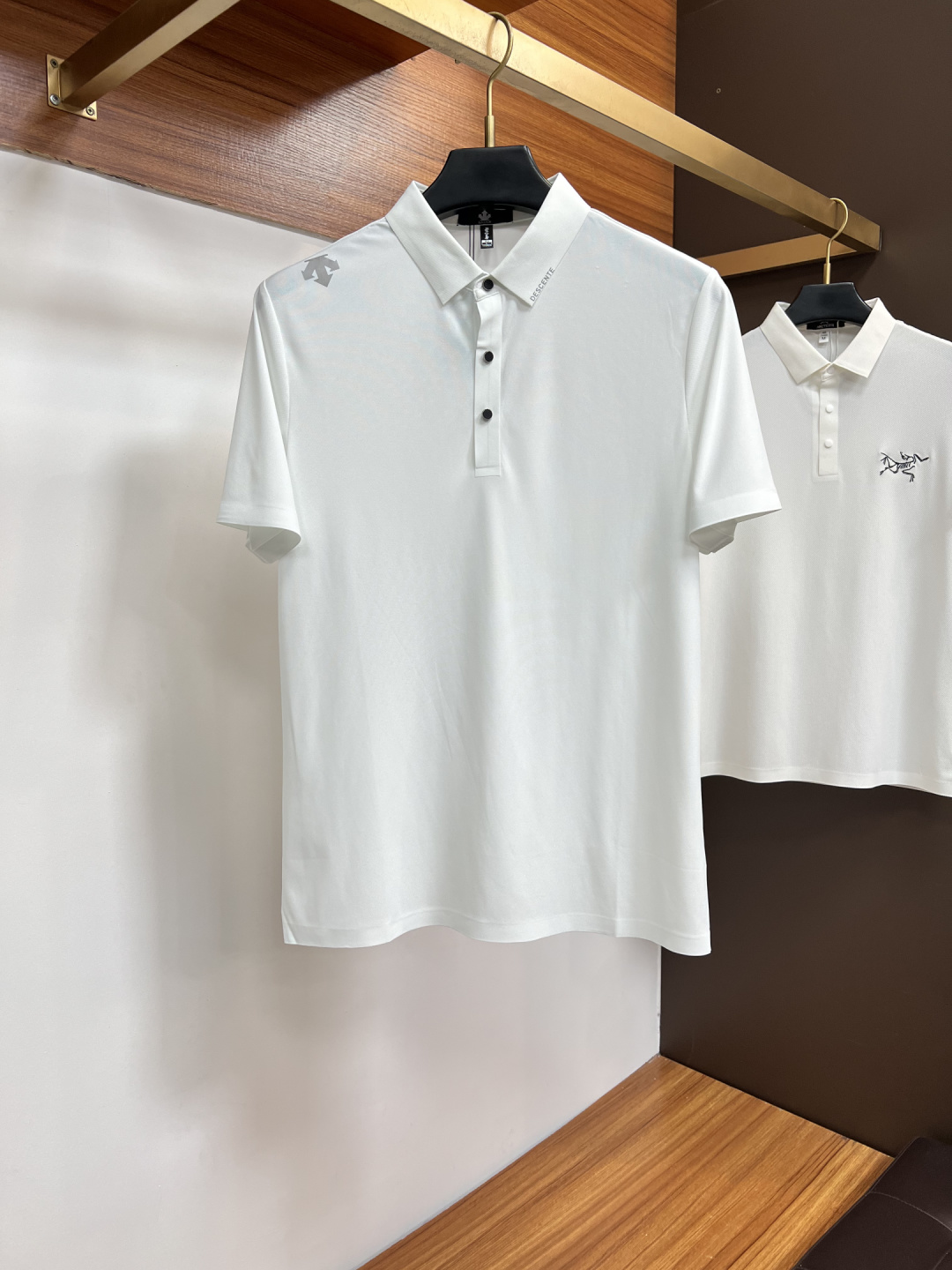 NO:776807,Disante  The classic Polo collar design for spring and summer 2026, with simple single-breasted buttons, neat and smooth lines, cleverly modifying the neck line, showing an elegant gentleman's style. The exquisite brand logo on the left chest uses a seamless gluing process, which is delicate and smooth, showing a luxurious texture in a low-key manner, showing the brand's ingenuity and pursuit of quality in every detail. Selected high-quality fabrics,  It feels soft and smooth, has good breathability, and is comfortable to wear. Whether it is worn with casual trousers to attend business occasions to show professionalism or combined with jeans to create a daily look, creating a relaxed and comfortable atmosphere, it can be perfectly adapted. ZJ helps you interpret various styles with ease and show your unique taste. Sizes M-4XL,,jeans,19860909迪桑特 2026春夏经典的Polo领设计,搭配简洁的单排扣,线条利落流畅,巧妙修饰颈部线条,彰显优雅绅士格调.左胸处精致的品牌标识,采用无痕压胶工艺,细腻而平整,低调间流露奢华质感,于细微之处展现品牌匠心与品质追求.精选优质面料,触感柔软顺滑,透气性佳,穿着舒适自在.无论是搭配休闲西裤出席商务场合,展现专业干练；还是与牛仔裤组合打造日常造型,营造轻松惬意氛围,它都能完美适配,ZJ助你以从容姿态诠释多样风格,尽显独特品味.尺码M-4XL,,jeans,,Men's clothing