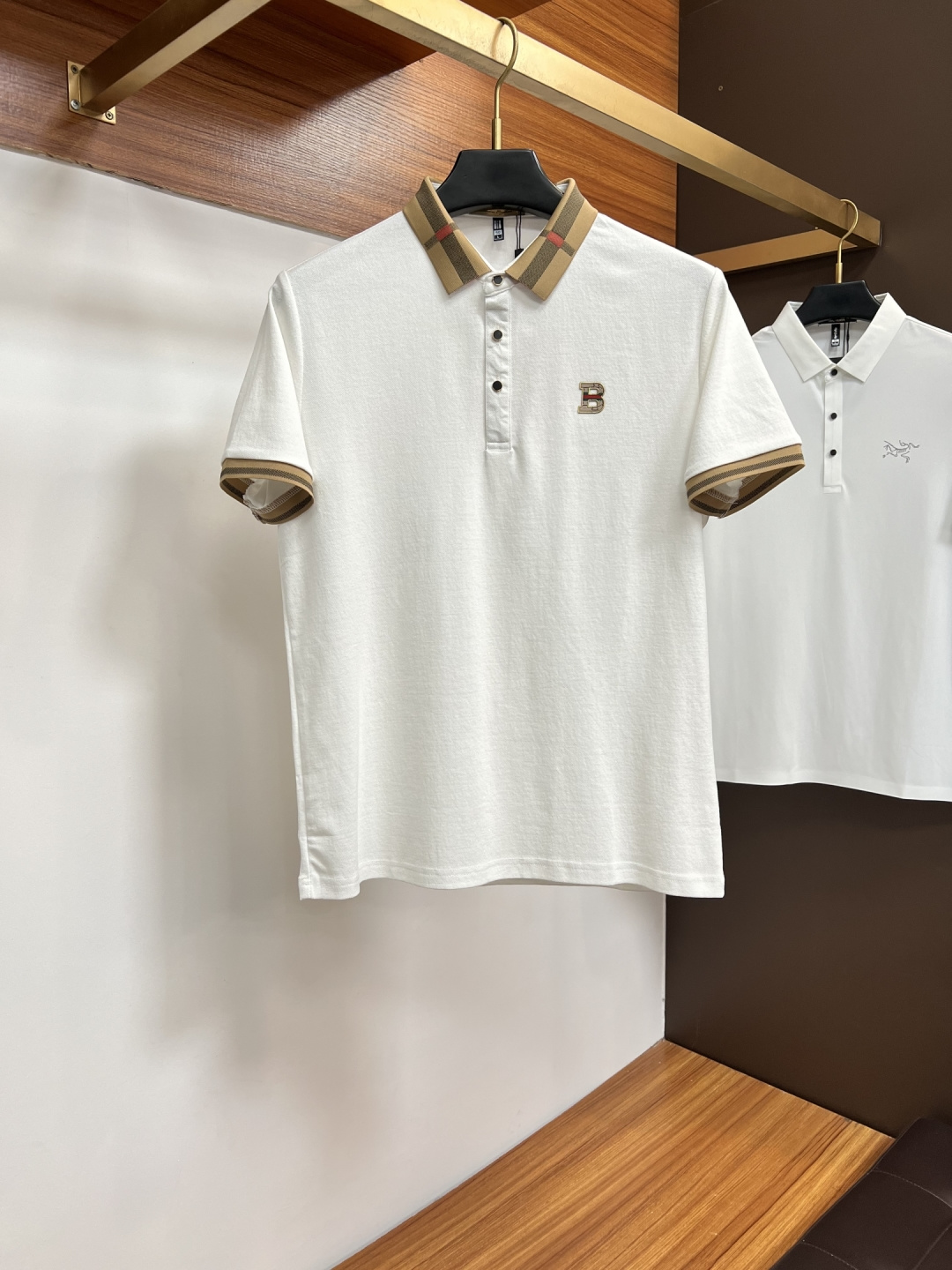 NO:776802,Burberry  The classic Polo collar design for spring and summer 2026, with simple single-breasted buttons, neat and smooth lines, cleverly modifying the neck line, showing an elegant gentleman's style. The exquisite brand logo on the left chest uses a seamless gluing process, which is delicate and smooth, showing a luxurious texture in a low-key manner, showing the brand's ingenuity and pursuit of quality in every detail. Selected high-quality fabrics, soft and smooth to the touch  It is slippery, has good breathability, and is comfortable to wear. Whether it is paired with casual trousers to attend business occasions to show a professional and capable look; or combined with jeans to create a daily look to create a relaxed and comfortable atmosphere, it can be perfectly adapted. JW helps you interpret various styles with a calm attitude and show your unique taste. Sizes M-4XL, burberry, jeans,19860909巴宝莉 2026春夏经典的Polo领设计,搭配简洁的单排扣,线条利落流畅,巧妙修饰颈部线条,彰显优雅绅士格调.左胸处精致的品牌标识,采用无痕压胶工艺,细腻而平整,低调间流露奢华质感,于细微之处展现品牌匠心与品质追求.精选优质面料,触感柔软顺滑,透气性佳,穿着舒适自在.无论是搭配休闲西裤出席商务场合,展现专业干练；还是与牛仔裤组合打造日常造型,营造轻松惬意氛围,它都能完美适配,JW助你以从容姿态诠释多样风格,尽显独特品味.尺码M-4XL,,burberry,jeans,,Men's clothing